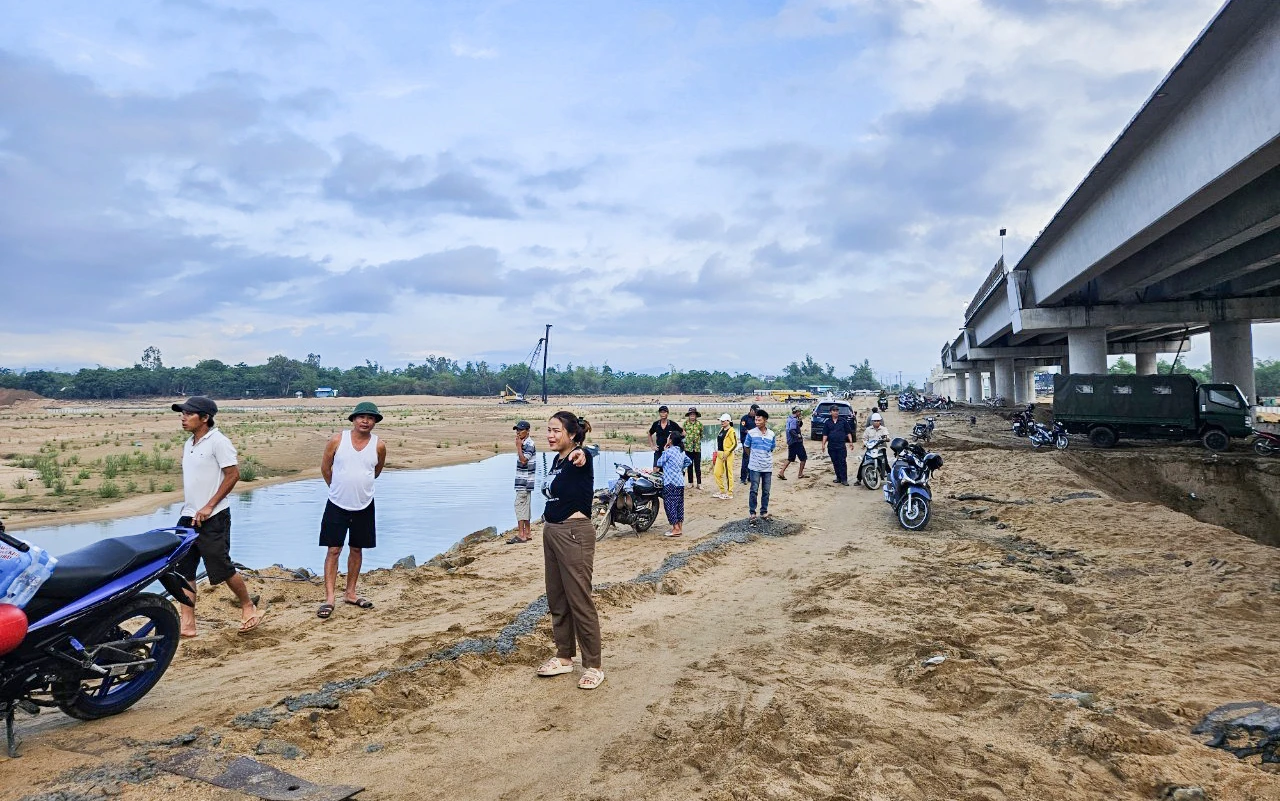 Rạng sáng 16-5, tỉnh Phú Yên có mưa lớn, lượng nước đổ về sông Ba tăng cao khiến công tác tìm kiếm nạn nhân mất tích gặp nhiều khó khăn. z5444958882183_4ccd70a643eb15398901ab3a55fb228a.jpg