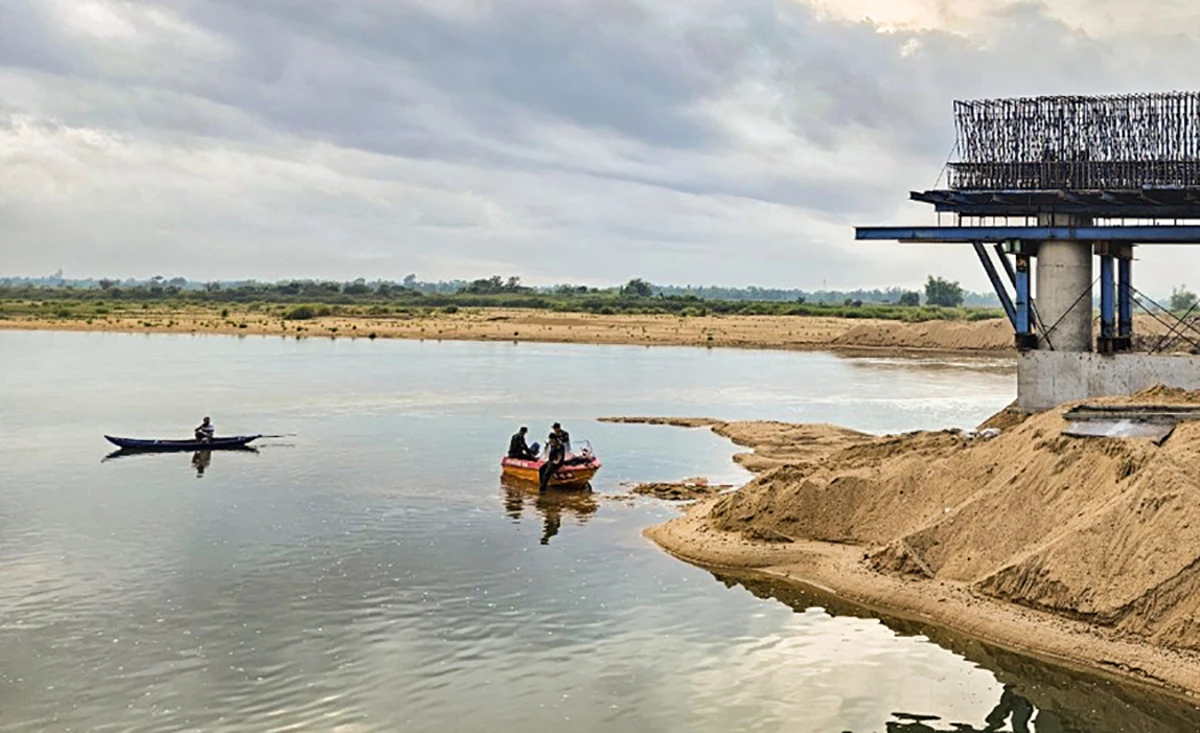 Ngay trong đêm, bà Cao Thị Hòa An, Phó Bí thư Thường trực Tỉnh ủy, Chủ tịch HĐND tỉnh Phú Yên; ông Lê Tấn Hổ, Phó Chủ tịch Thường trực UBND tỉnh có mặt ở hiện trường vụ lật xuồng trực tiếp chỉ đạo công tác tìm kiếm cứu nạn. z5444958895732_10bcc008292e36b1e136548083fc6ff8.jpg