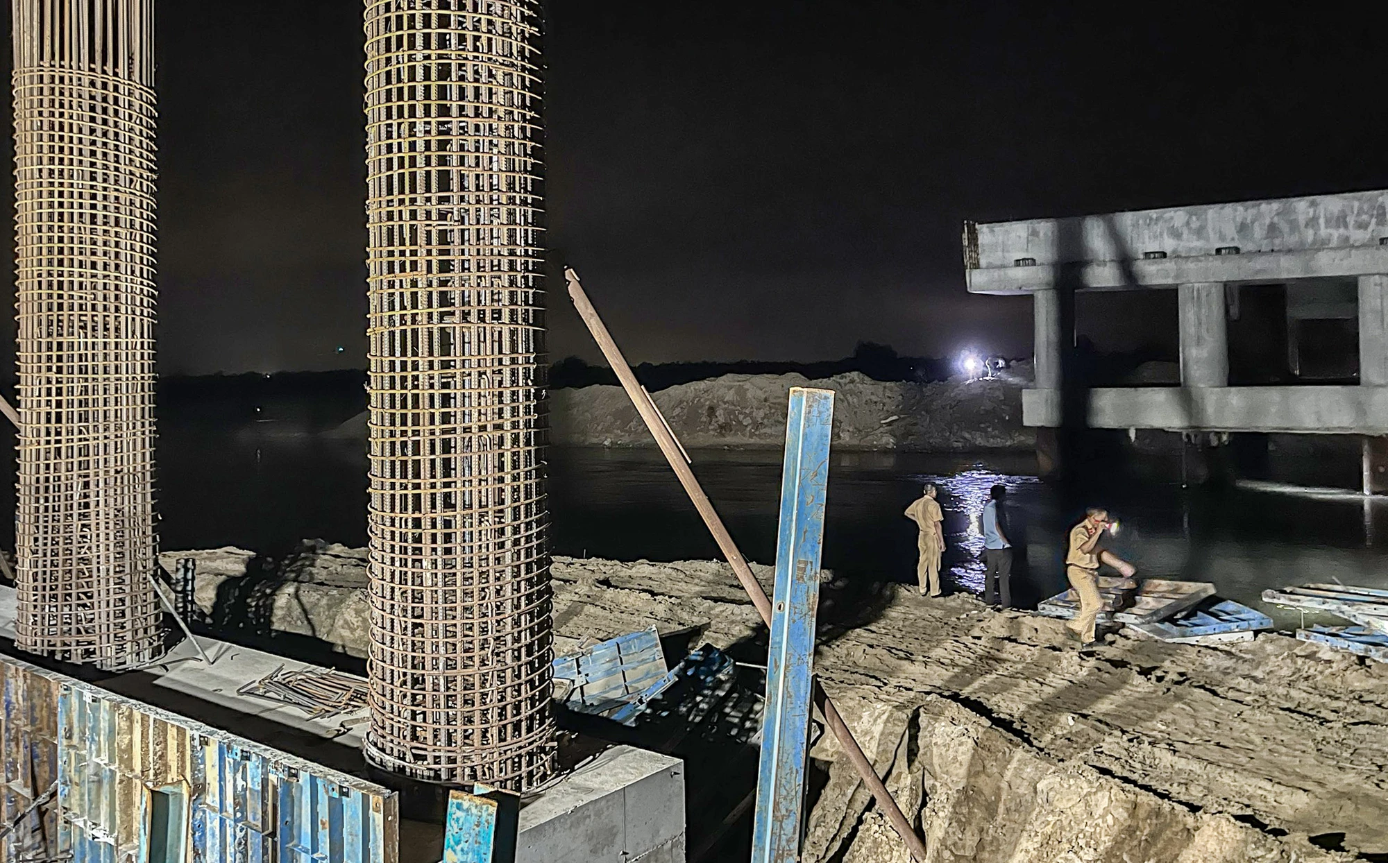 Ông Lê Ngọc Tính, Chủ tịch HĐND huyện Phú Hòa cho hay, vụ lật xuồng xảy ra khoảng 19 giờ ngày 15-5. z5445006611727_83bf91f633aca49e86bf7a3dddb2e046.jpg