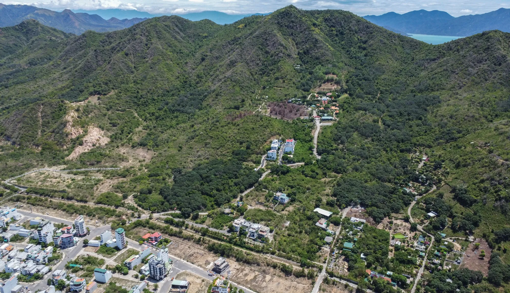 Riêng khu vực đồi núi (khu dịch vụ du lịch kết hợp đồi núi) chỉ được xây dựng với mật độ tối đa 10%, cao tối đa bảy tầng. DJI_0130.jpg