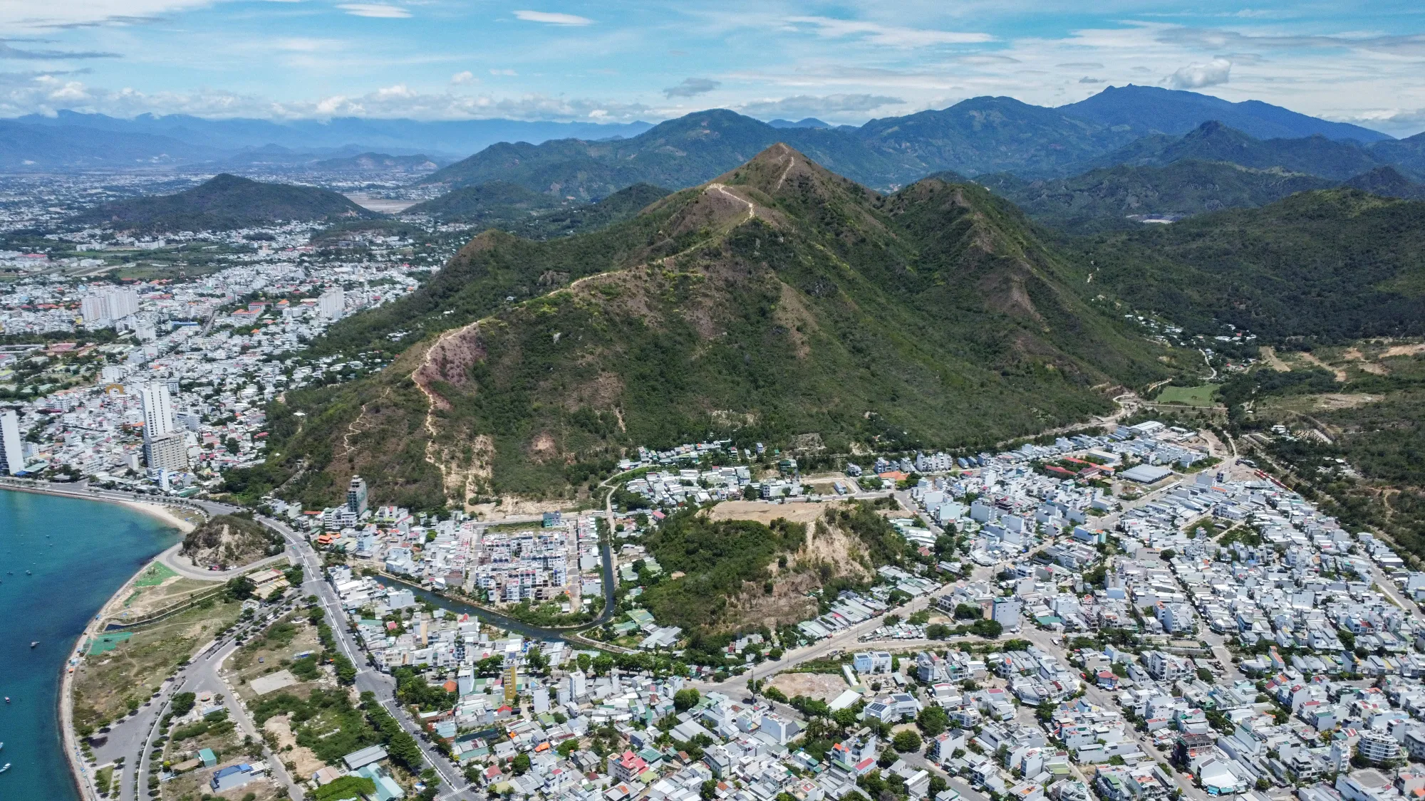 Cũng nằm phía bắc TP Nha Trang, núi Cô Tiên hiện đang phải "gánh" hàng chục dự án lớn nhỏ, dù nơi này chưa có quy hoạch phân khu (1/200). DJI_0136.jpg