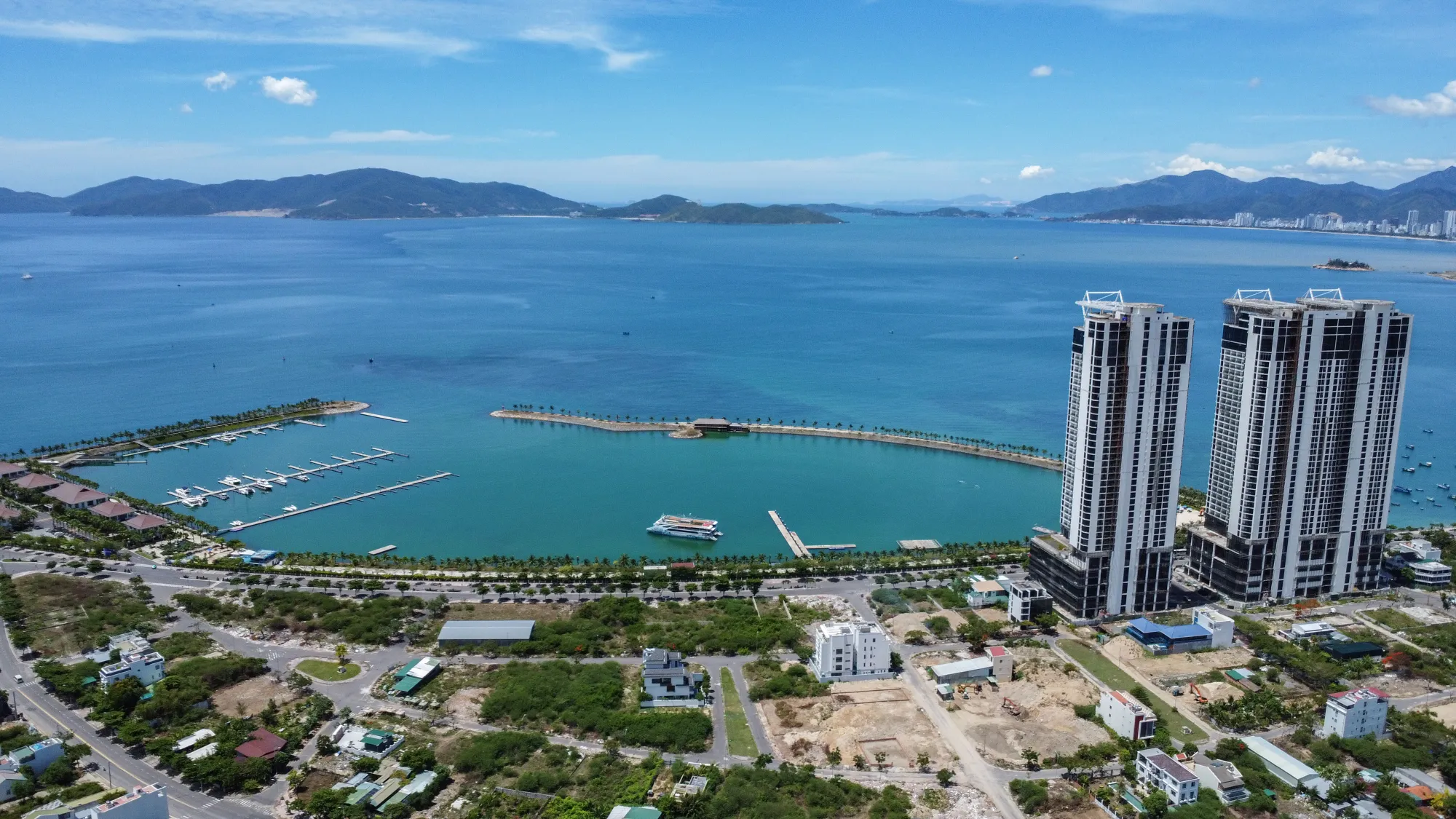 Theo đồ án quy hoạch điều chỉnh vừa được phê duyệt, khu vực phía Bắc TP Nha Trang chia làm ba tiểu khu. Trong đó, khu vực ven biển dọc đường Phạm Văn Đồng là dịch vụ - du lịch, được xây dựng mật độ tối đa 25%, cao không quá 40 tầng. dọc đường Phạm Văn Đồng.jpg