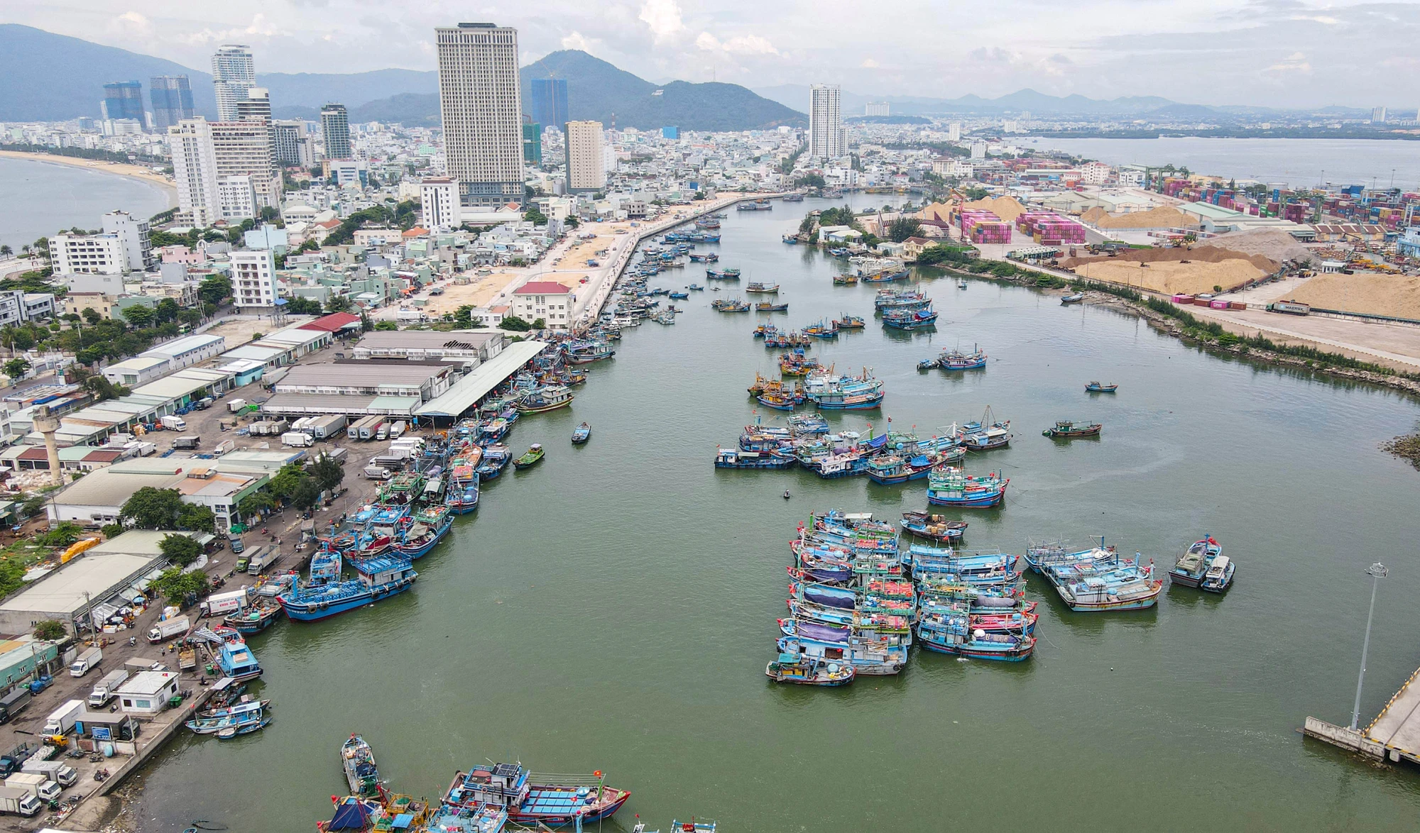 Những ngày này, cảng Quy Nhơn, tỉnh Gia Lai tấp nập tàu đánh bắt xa bờ sau cả tháng trời vươn khơi bám biển. DJI_0315.jpg