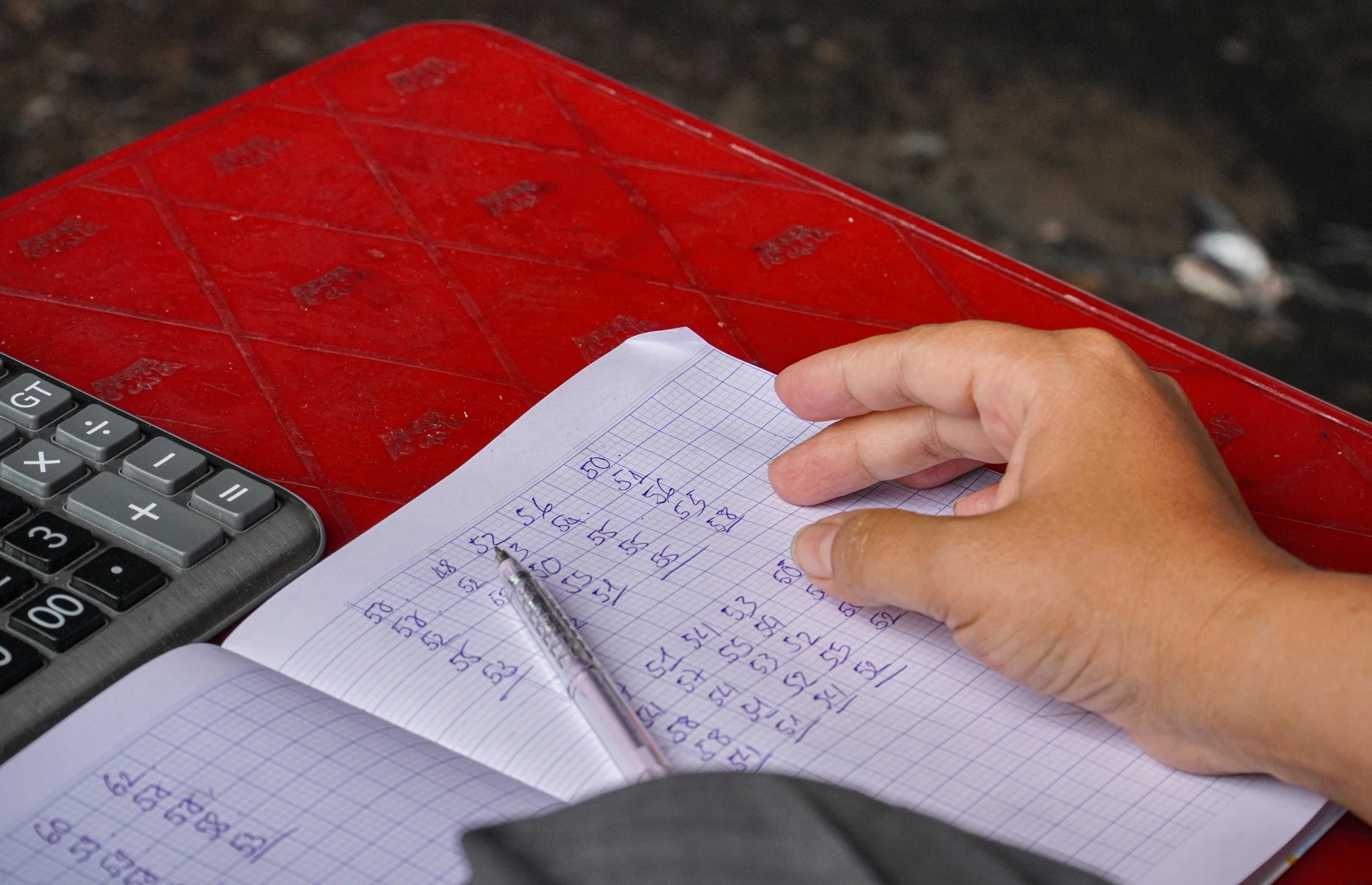 Theo các ngư dân tỉnh Gia Lai, cá sọc và cá bò nhiều nhất từ tháng 6 đến tháng 10. "Vẫn còn hơn một tháng nữa mới hết vụ cá sọc, cá bò nên chúng tôi bán xong hàng sẽ chuẩn bị để ra khơi ngay" - ông Phan Văn Dũng, chủ tàu cá BĐ-96714TS cho biết. DTH04884.jpg