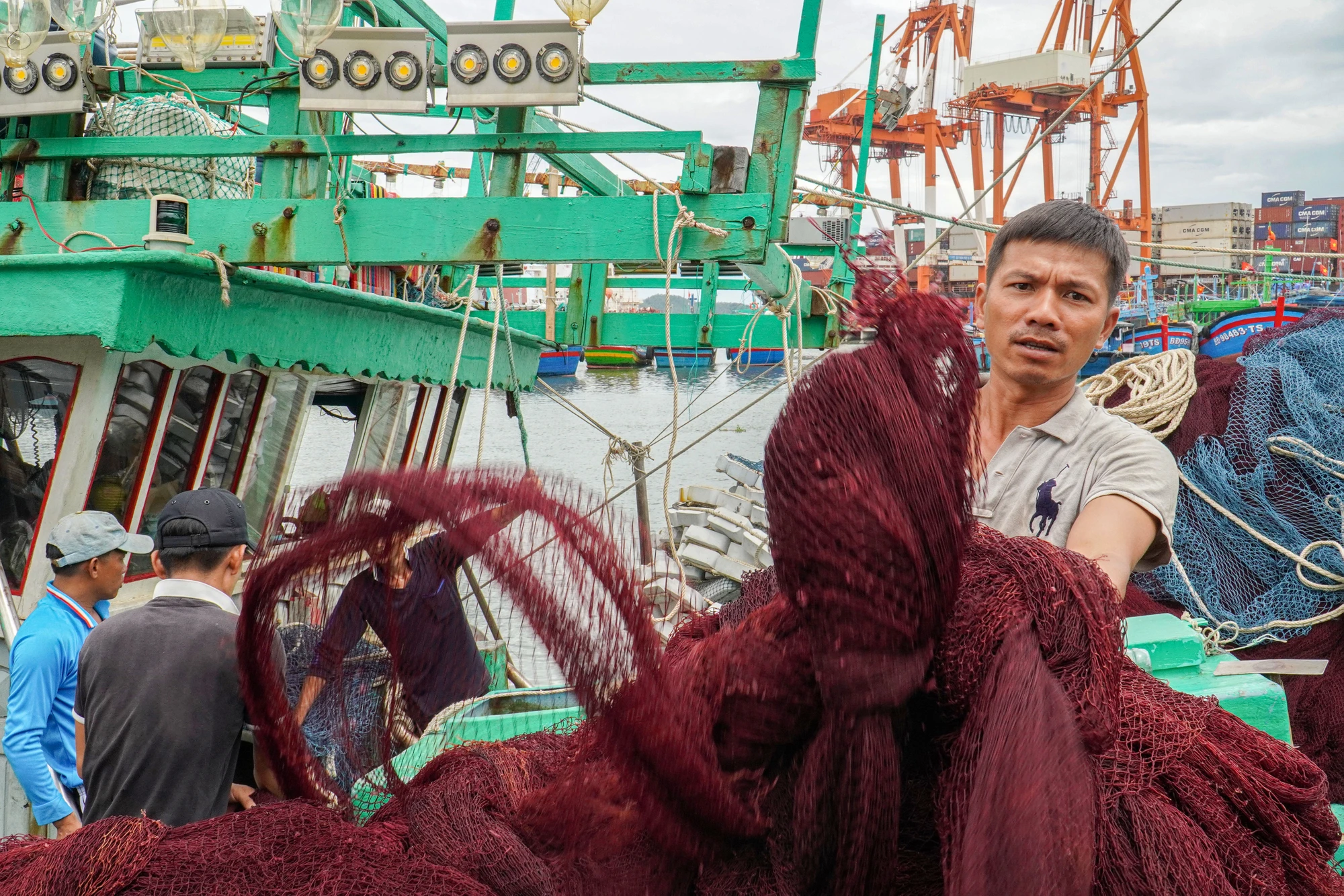 Ngay khi cập cảng bán hải sản, thuyền trưởng Phan Văn Dũng lập tức chuẩn bị ra khơi. "Còn một tháng nữa sẽ hết vụ cá sọc nên ai cũng tranh thủ bán xong cá, sắm nhu yếu phẩm để ra khơi tiếp" - ông Dũng chia sẻ. DTH05599.jpg