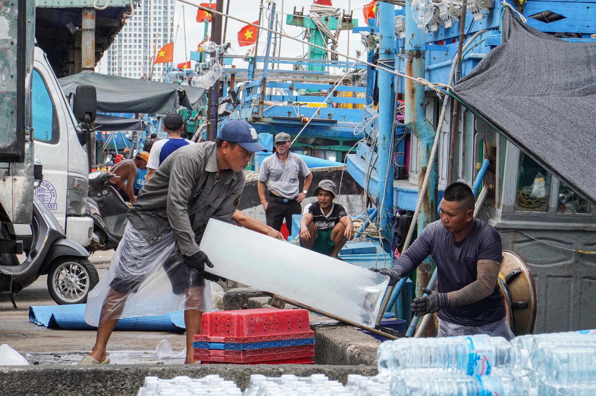 Mỗi chuyến đi biển của ngư dân thường kéo dài khoảng một tháng, vì thế họ phải chuẩn bị đầy đủ nhu yếu phẩm trước khi ra khơi. H11.jpg
