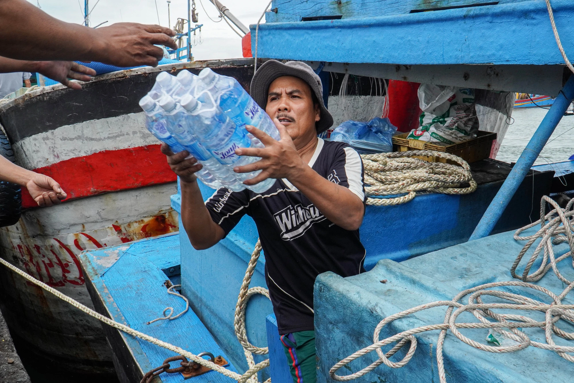 "Thức ăn có thể bù đắp bằng cá, chứ nước uống nhất định phải chuẩn bị thật nhiều để tránh hết nước khi chuyến bám biển chưa kết thúc" - thuyền trưởng Trần Đình Nguyên nói. H12.jpg