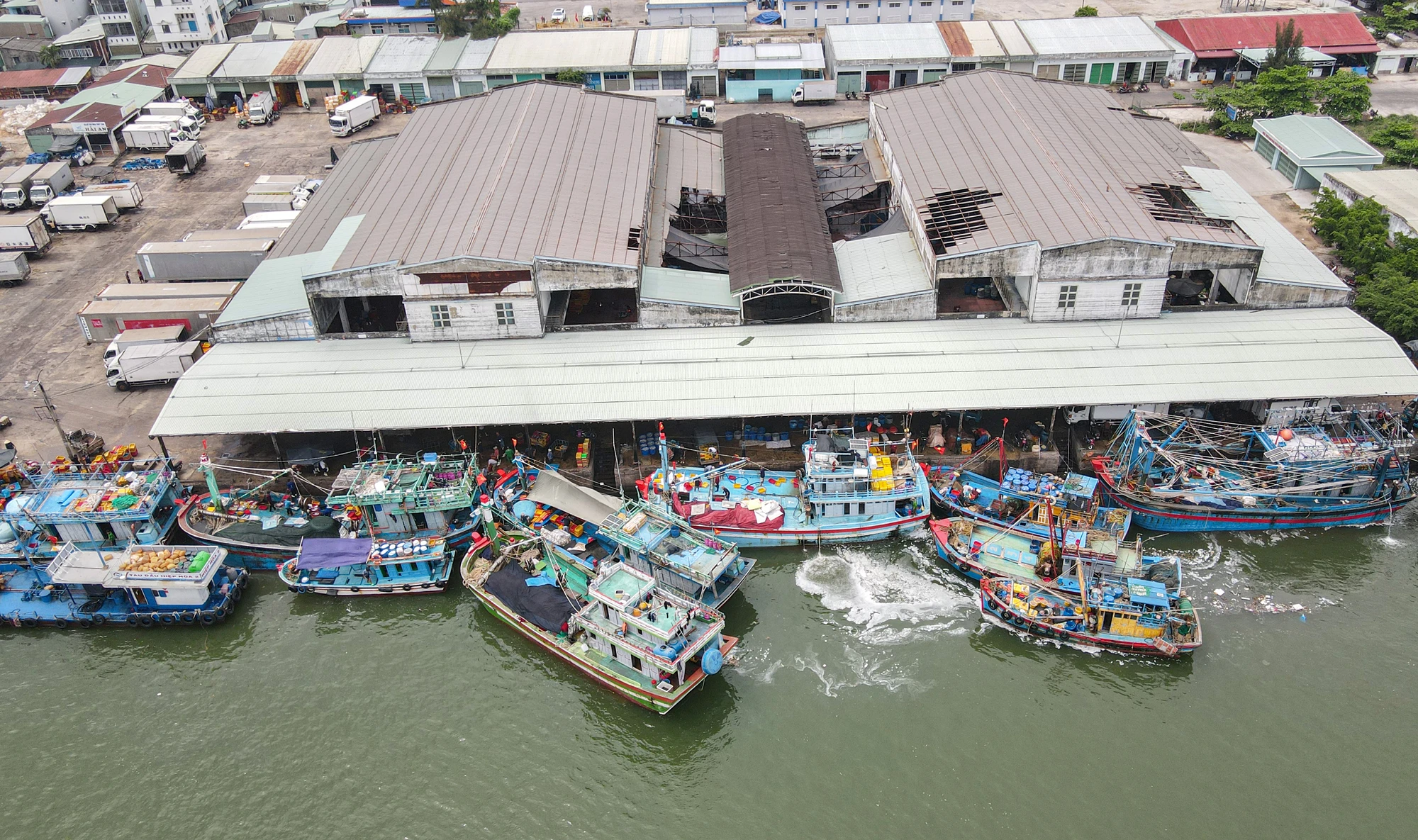 Hàng chục tàu cập cảng cá Quy Nhơn, tỉnh Gia Lai để bán hải sản. H3.jpg
