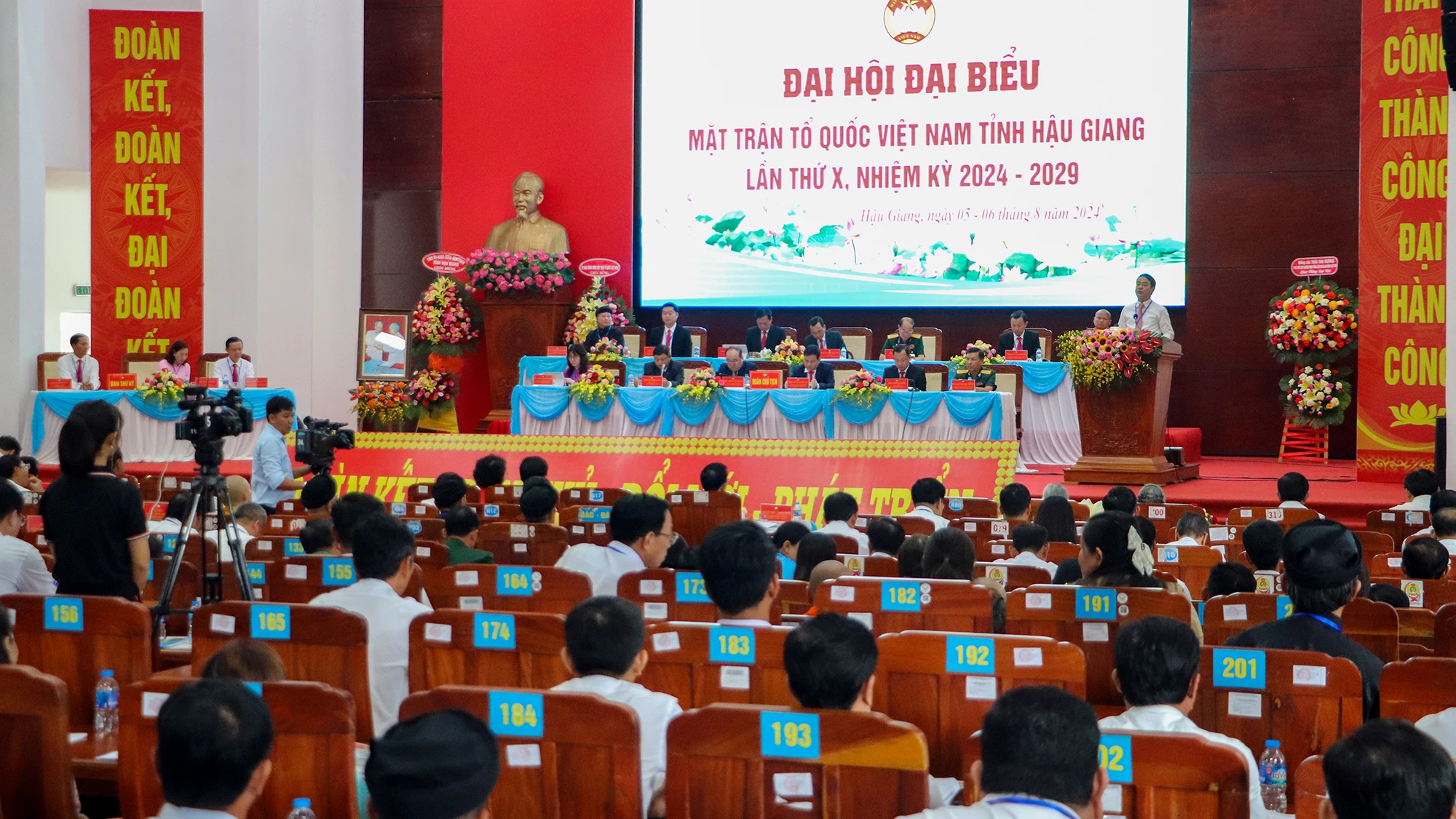 Ông Nghiêm Xuân Thành đánh giá cao việc Ủy ban MTTQ Việt Nam tỉnh Hậu Giang đã lượng hóa cụ thể số liệu cho bốn nhiệm vụ trọng tâm ở nhiệm kỳ mới. Ảnh: CHÂU ANH dai-hoi-mat-tran-to-quoc-tinh-hau-giang-12.jpg