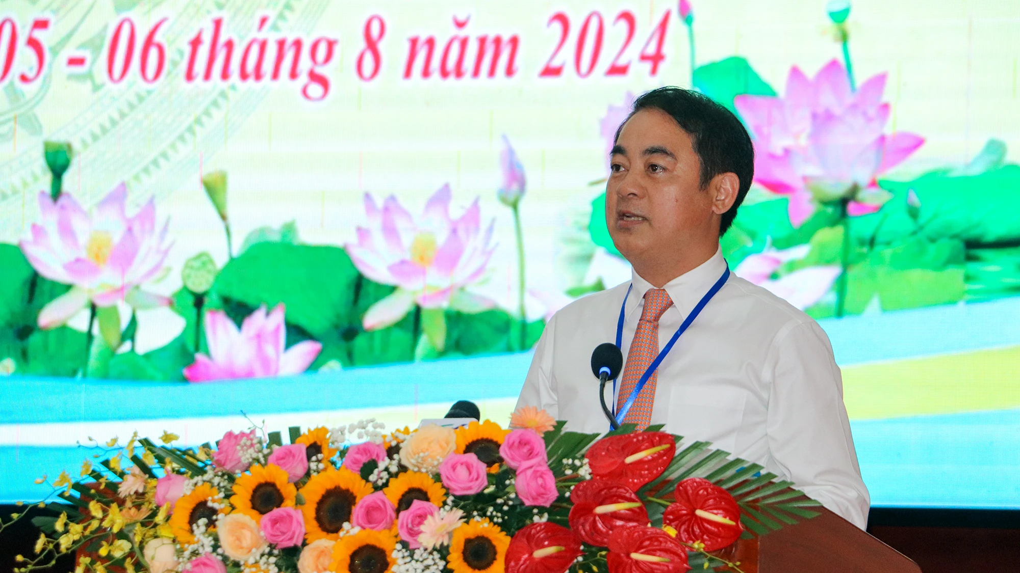 Bí thư Tỉnh ủy Hậu Giang đề nghị Ủy ban MTTQ và các tổ chức thành viên tích cực tuyên truyền, vận động người dân ủng hộ, bàn giao mặt bằng thực hiện các dự án. Ảnh: CHÂU ANH dai-hoi-mat-tran-to-quoc-tinh-hau-giang-13.jpg