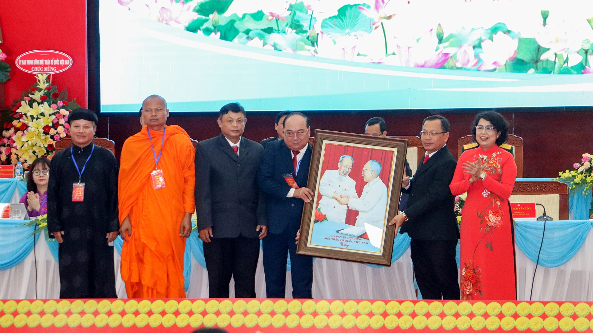 Thay mặt Ban Thường trực Ủy ban Trung ương MTTQ, bà Tô Thị Bích Châu (bìa phải), Phó Chủ tịch Ủy ban Trung ương MTTQ Việt Nam tặng Đại hội bức tranh Bác Hồ - Bác Tôn, biểu tượng cao đẹp của khối đại đoàn kết toàn dân tộc. Ảnh: CHÂU ANH dai-hoi-mat-tran-to-quoc-tinh-hau-giang-17.jpg