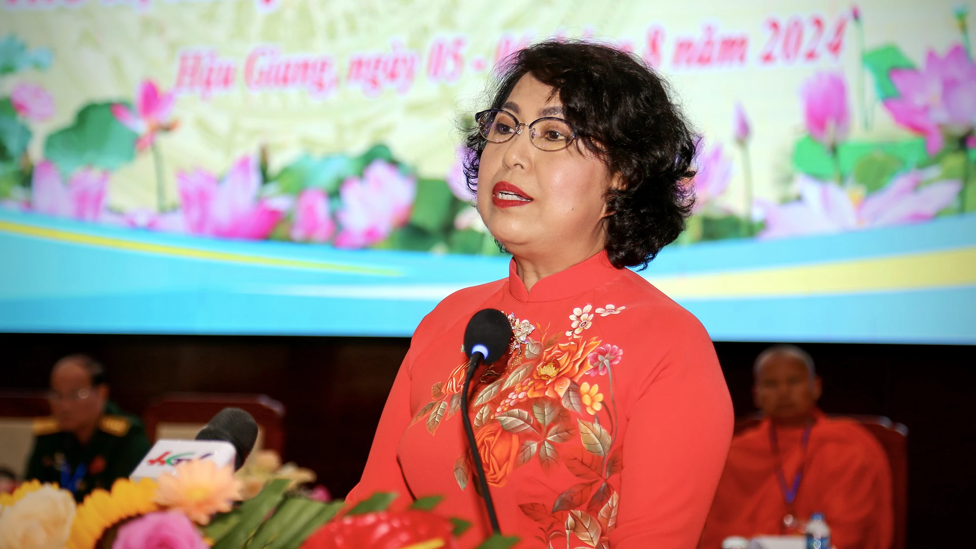 Bà Tô Thị Bích Châu, Phó Chủ tịch Ủy ban Trung ương MTTQ Việt Nam bày tỏ ấn tượng với kết quả mà Ủy ban MTTQ Việt Nam tỉnh Hậu Giang đạt được trong nhiệm kỳ qua. Ảnh: CHÂU ANH dai-hoi-mat-tran-to-quoc-tinh-hau-giang-19.jpg