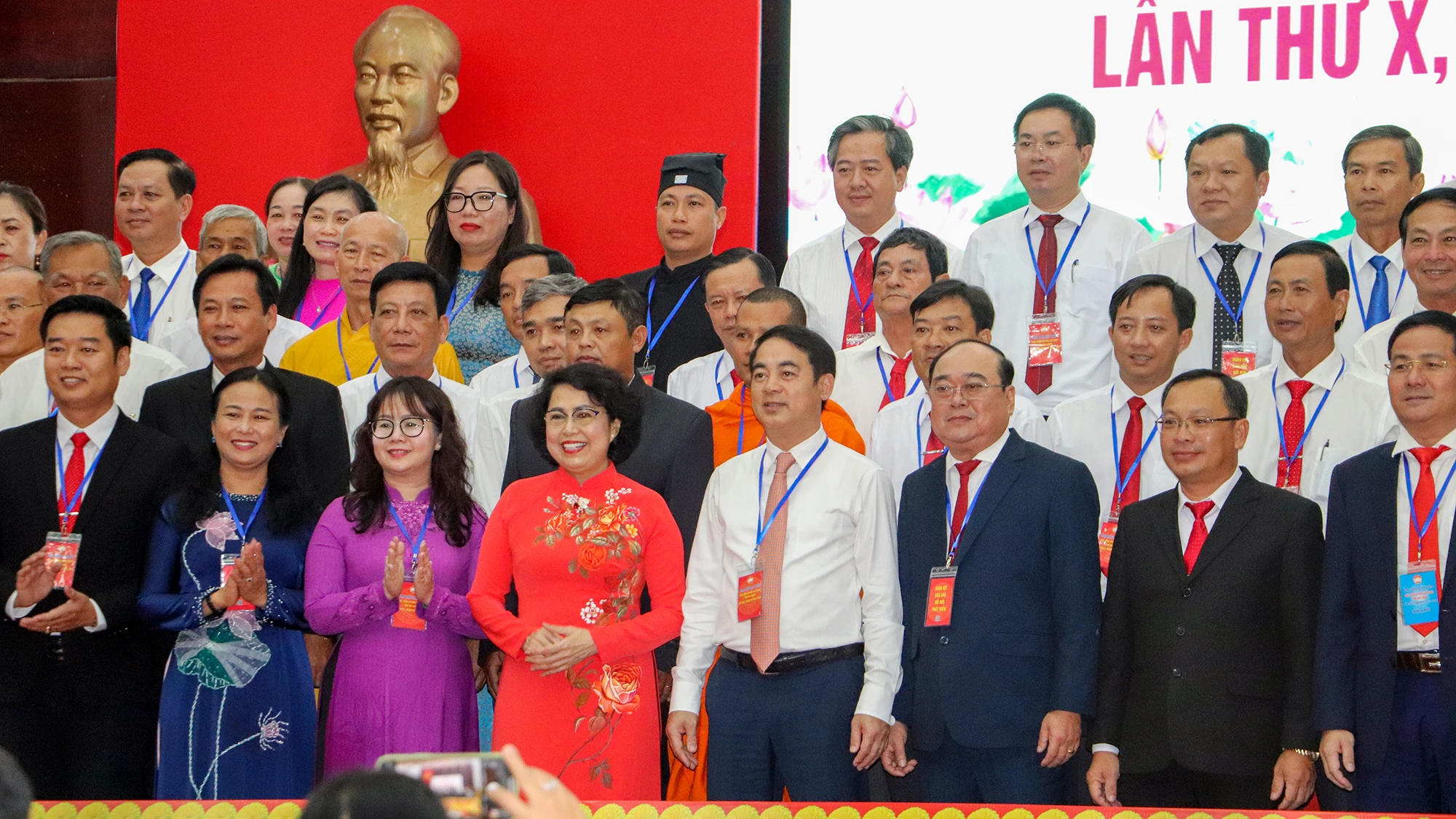 Ông Trần Văn Chính (thứ ba từ phải sang) tiếp tục giữ chức Chủ tịch Ủy ban MTTQ Việt Nam tỉnh nhiệm kỳ 2024-2029. Ảnh: CHÂU ANH Đại hội đại biểu Ủy ban MTTQ Việt Nam tỉnh Hậu Giang lần thứ X