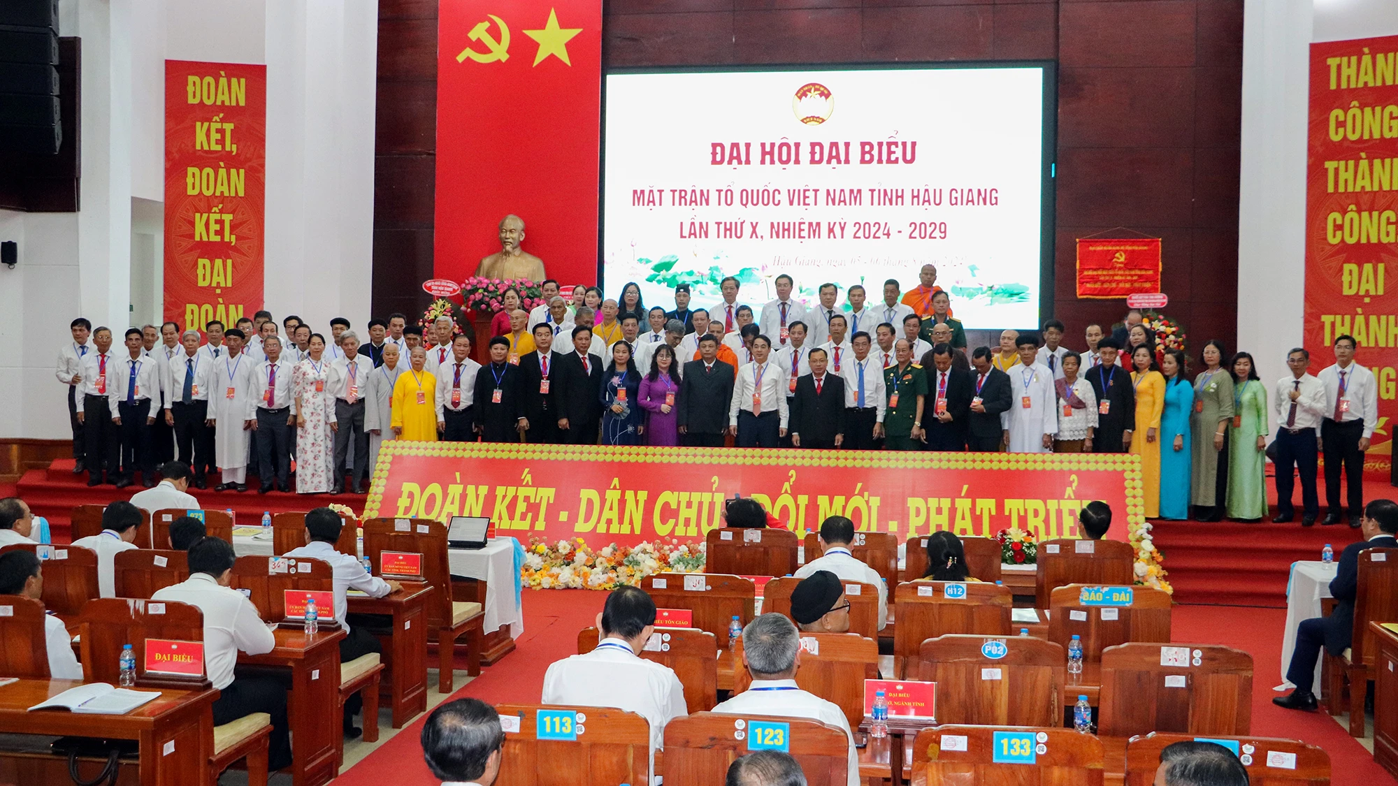 Các Ủy viên Ủy ban MTTQ Việt Nam tỉnh Hậu Giang nhiệm kỳ 2024-2029 ra mắt. Ảnh: CHÂU ANH dai-hoi-mat-tran-to-quoc-tinh-hau-giang-3.jpg