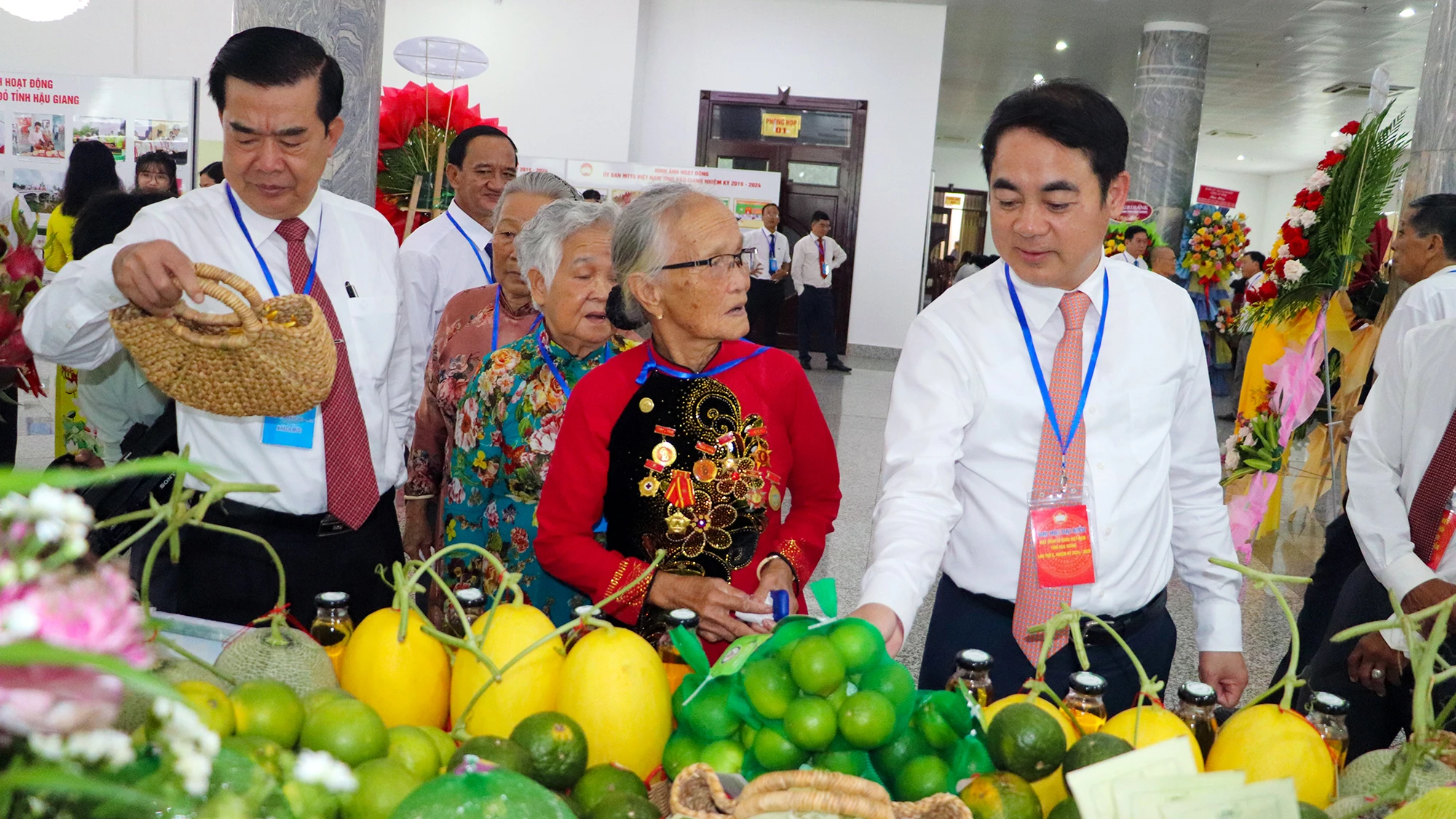 Ông Nghiêm Xuân Thành, Bí thư Tỉnh ủy Hậu Giang và các đại biểu tham quan gian hàng trưng bày các sản phẩm OCOP của tám huyện, thị xã, TP trên địa bàn tỉnh. Ảnh: CHÂU ANH dai-hoi-mat-tran-to-quoc-tinh-hau-giang-4.jpg