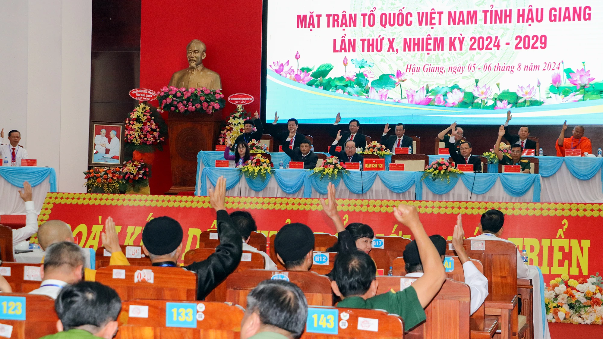 Đại hội đại biểu MTTQ Việt Nam tỉnh Hậu Giang lần thứ X, nhiệm kỳ 2024-2029 đã hiệp thương, thống nhất cử 88/89 ủy viên tham gia Ủy ban MTTQ tỉnh Hậu Giang nhiệm kỳ 2024-2029. Ảnh: CHÂU ANH dai-hoi-mat-tran-to-quoc-tinh-hau-giang-9.jpg