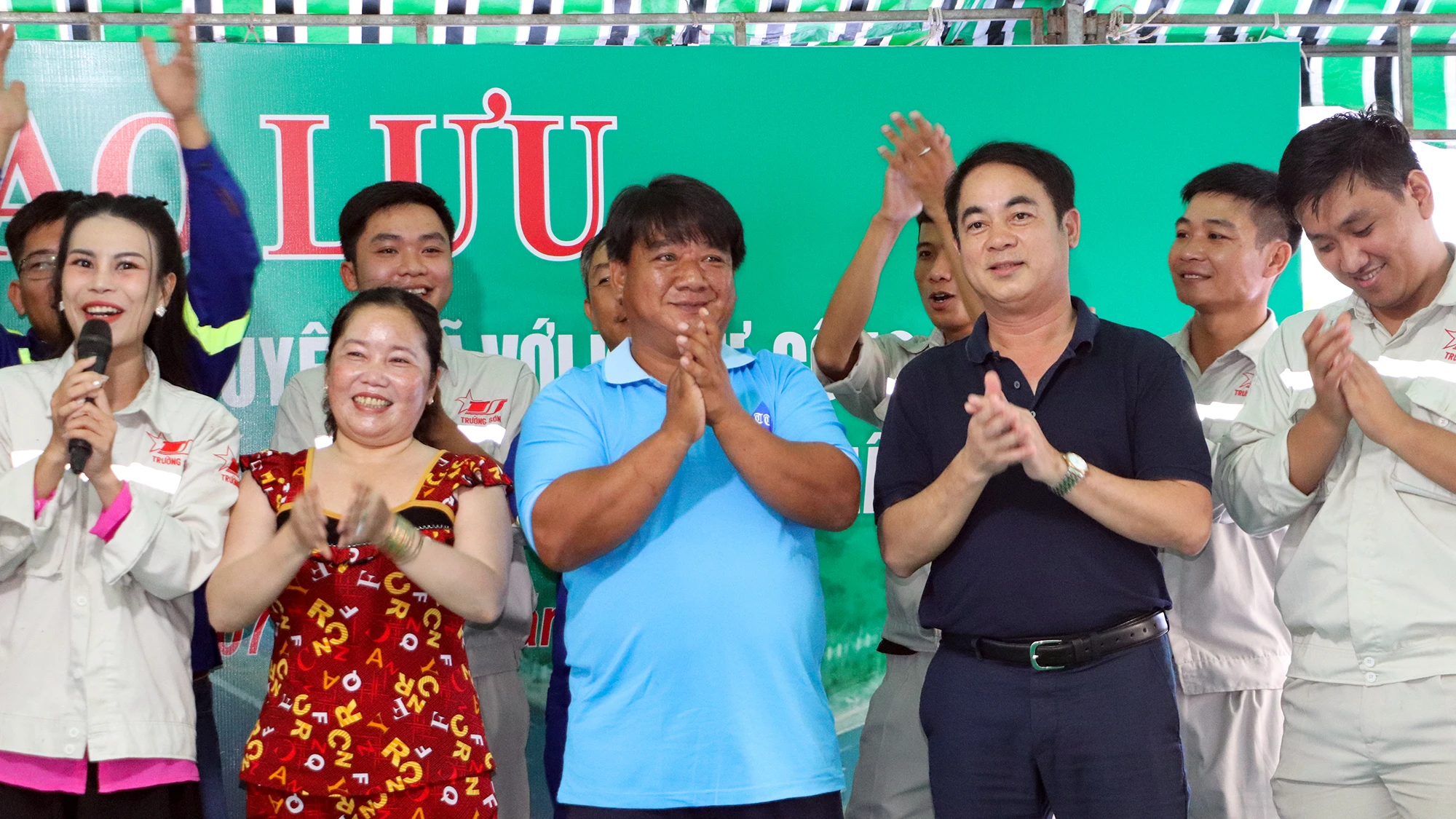 Bí thư Tỉnh ủy Hậu Giang tham gia giao lưu với người dân, kỹ sư, công nhân... tại công trường cao tốc Châu Đốc - Cần Thơ- Sóc Trăng. Ảnh: CHÂU ANH bi-thu-tinh-uy-tinh-hau-giang-tham-cong-nhan-1.jpg