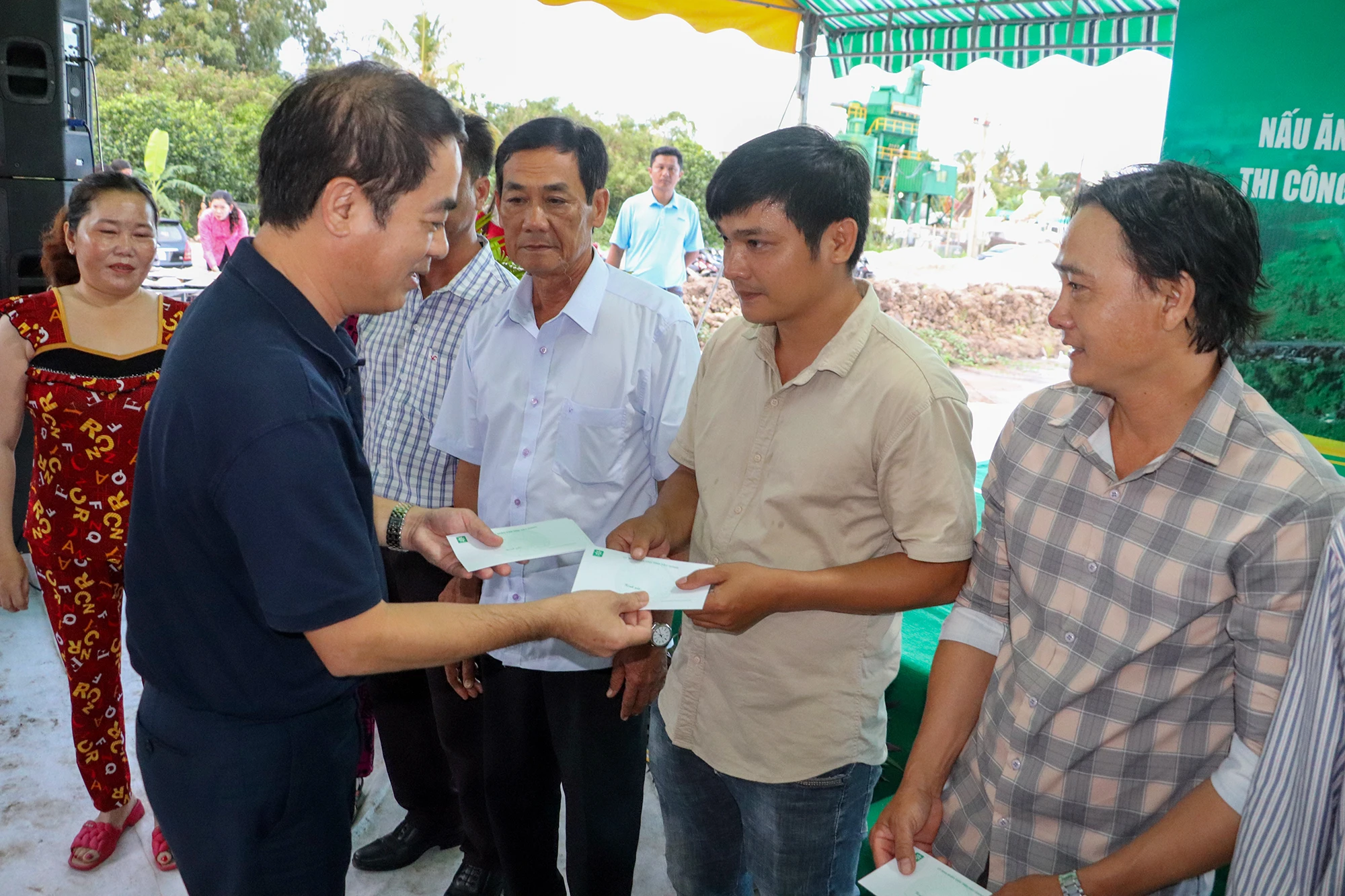 Ông Nghiêm Xuân Thành, Bí thư Tỉnh ủy Hậu Giang tặng quà cho các hộ dân trên địa bàn tỉnh đã ủng hộ, bàn giao sớm mặt bằng cho đơn vị thi công cao tốc Châu Đốc - Cần Thơ - Sóc Trăng. Ảnh: CHÂU ANH bi-thu-tinh-uy-tinh-hau-giang-tham-cong-nhan-5.jpg