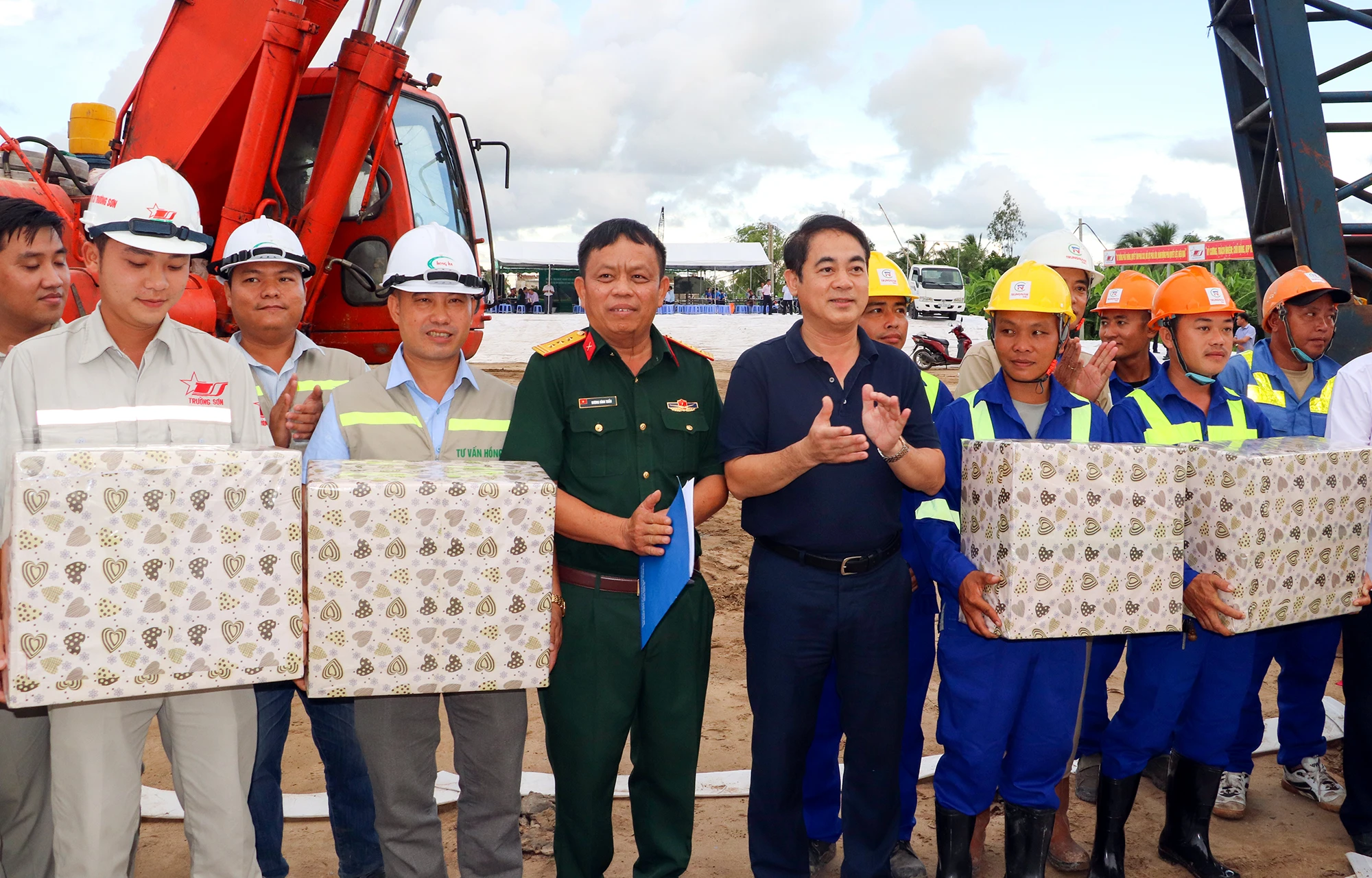 Ông Nghiêm Xuân Thành, Bí thư Tỉnh ủy Hậu Giang tặng quà cho các công nhân, kỹ sư trên công trường cao tốc Châu Đốc - Cần Thơ - Sóc Trăng. Ảnh: CHÂU ANH bi-thu-tinh-uy-tinh-hau-giang-tham-cong-nhan-7.jpg