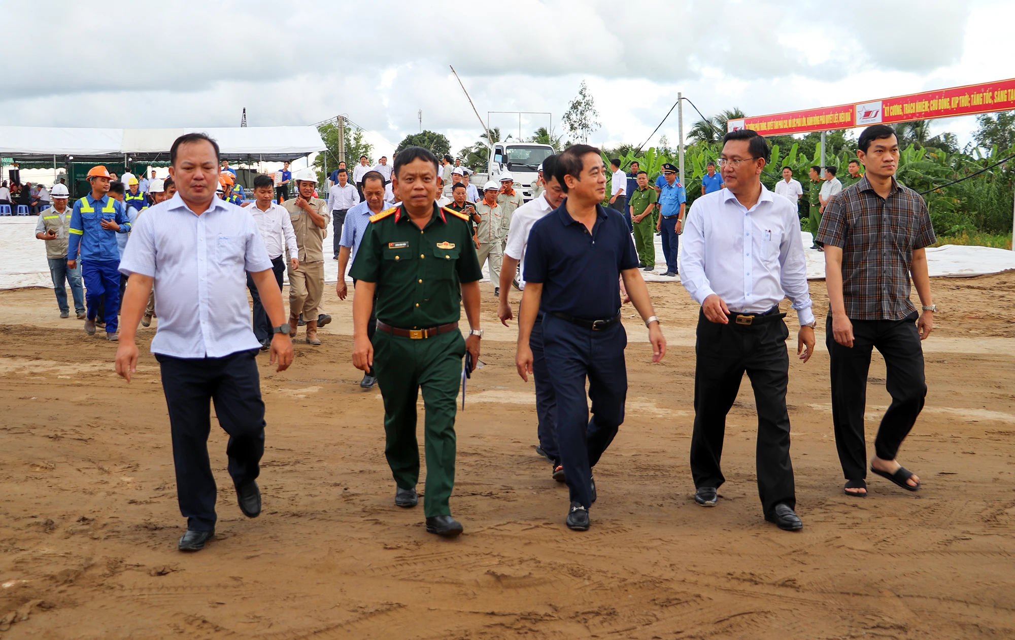 Ông Nghiêm Xuân Thành (đi giữa), Bí thư Tỉnh ủy Hậu Giang kiểm tra công tác tổ chức thi công trên công truờng cao tốc Châu Đốc - Cần Thơ - Sóc Trăng đoạn qua địa bàn tỉnh Hậu Giang. Ảnh: CHÂU ANH Bí thư Tỉnh ủy Hậu Giang thăm hỏi, động viên công nhân thi công cao tốc