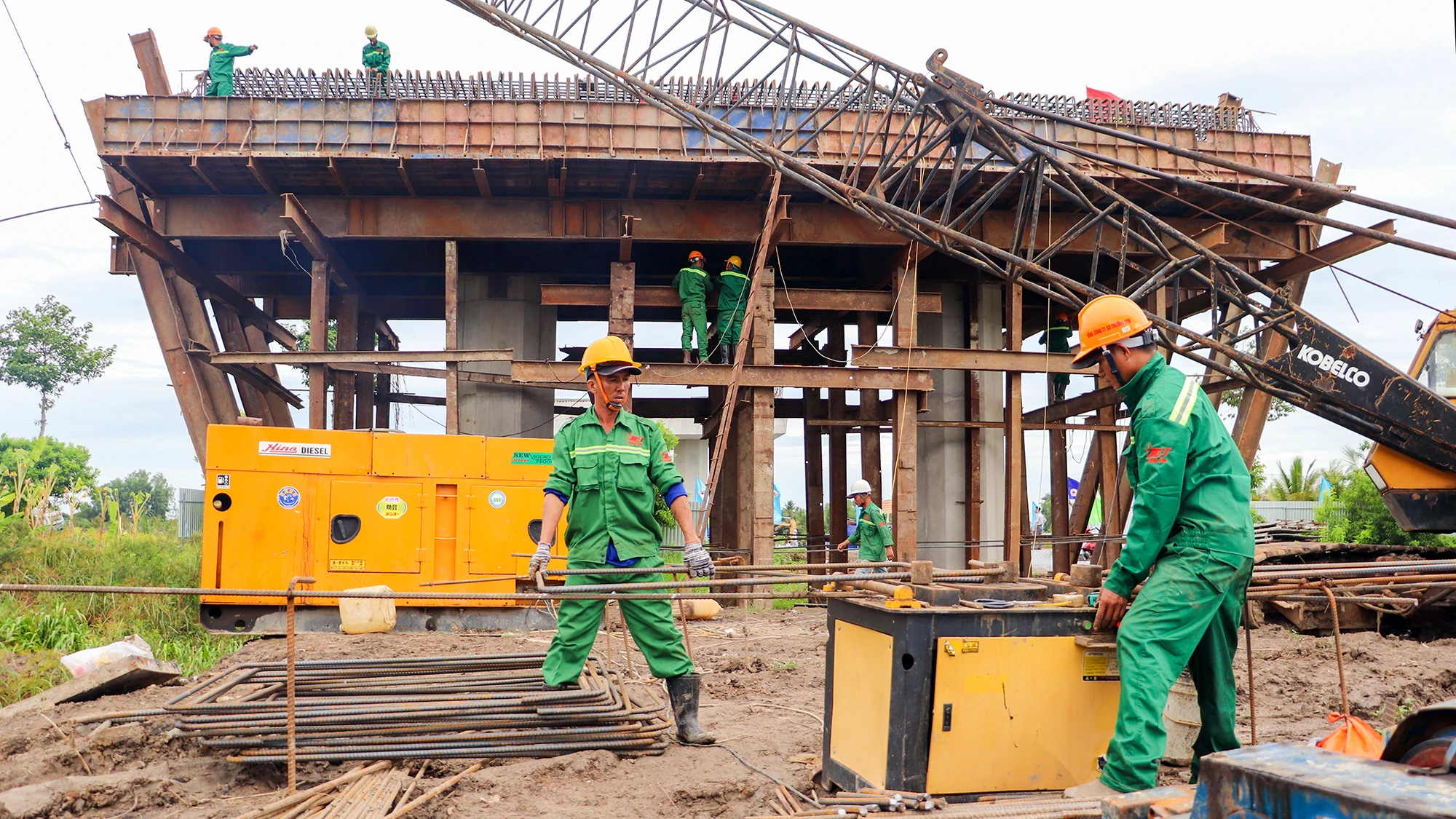 Thống kê đến nay, tổng giá trị thực hiện của cả hai gói thầu thuộc dự án thành phần 3 đạt 893/5.421 tỉ đồng, đạt 16,47% giá trị hợp đồng. Ảnh: CHÂU ANH cao-toc-truc-ngang-tinh-hau-giang-11.jpg
