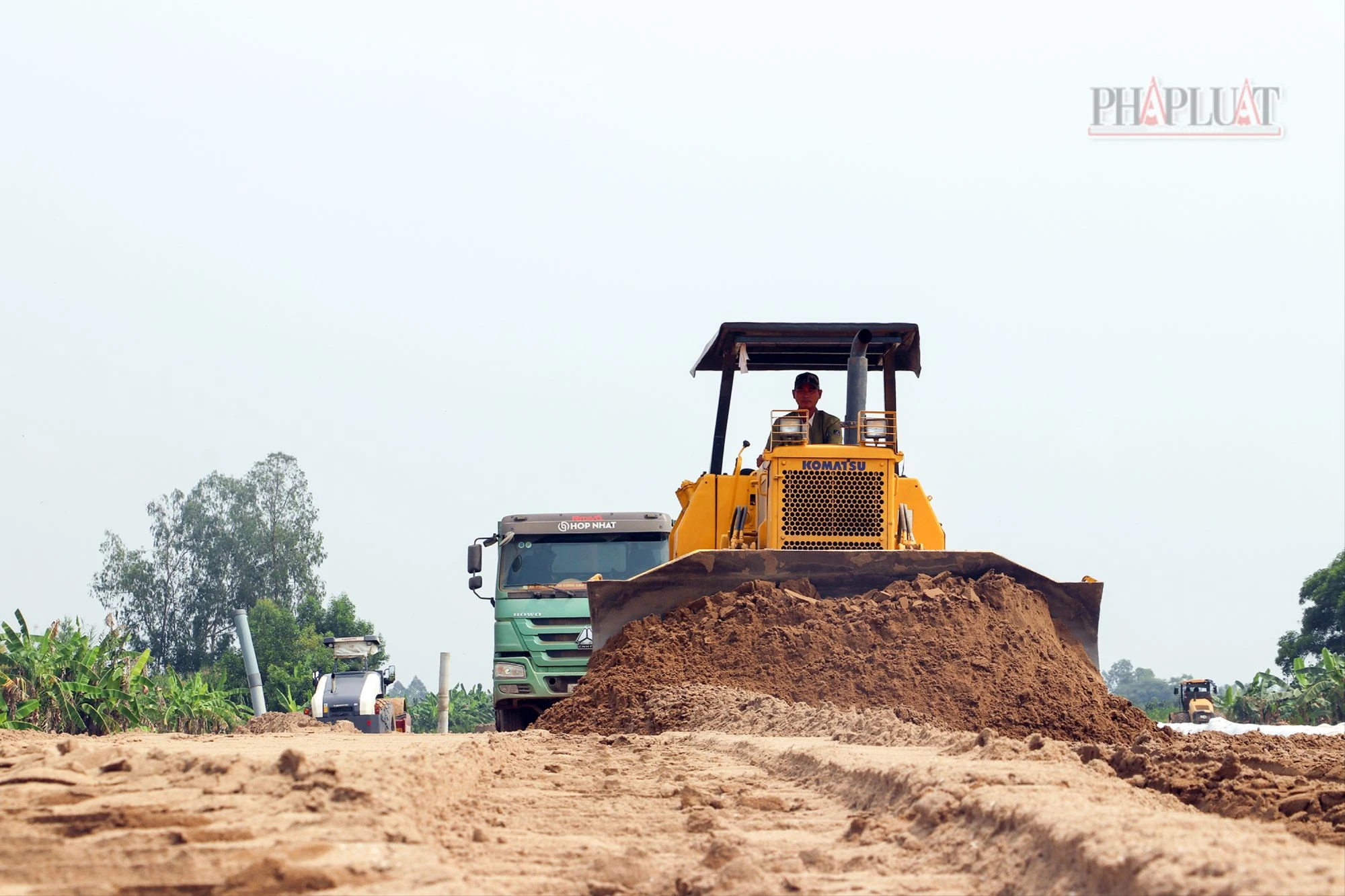 Đồng thời, triển khai các công tác như hoàn thiện phần đường không chịu ảnh hưởng bởi nguồn vật liệu, như: thi công lu lèn nền đường, đắp gia tải, đắp lề, bờ bao, thi công đóng cọc, gác dầm, đổ bê tông bản mặt cầu… 2025-cao-toc-truc-doc-can-tho-ca-mau-21.jpg