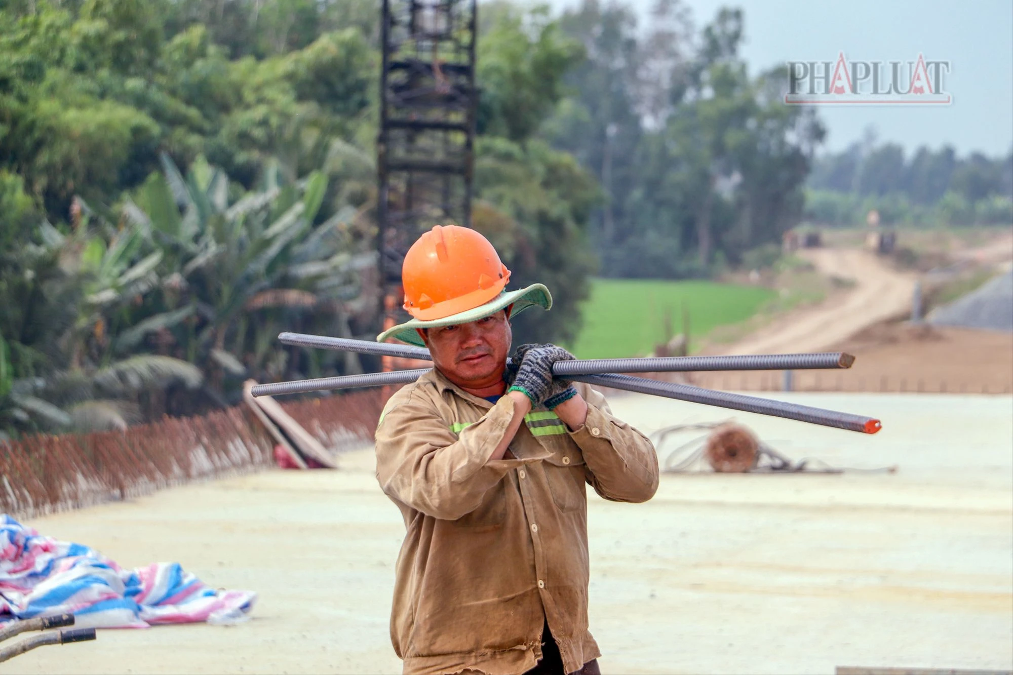 “Đối với những anh em tham gia thi công xuyên Tết, đơn vị đã quan tâm hỗ trợ đúng đủ các chế độ theo quy định pháp luật, ngoài ra lãnh đạo đơn vị còn hỗ trợ thêm chi phí cho anh em kỹ sư, công nhân, người lao động…” - ông Phan Văn Tuấn, Chỉ huy trưởng Công ty CP Đầu tư Xây dựng và Kỹ thuật VNCN E&C cho biết thêm. 2025-cao-toc-truc-doc-can-tho-ca-mau-27.jpg