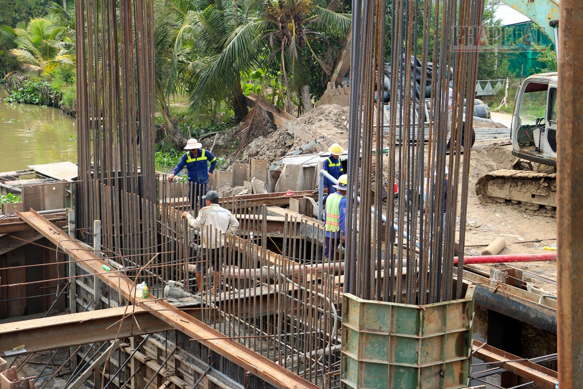 Cũng như cao tốc Cần Thơ - Cà Mau, dịp Tết Nguyên đán này, trên công trường dự án thành phần 3 thuộc dự án cao tốc Châu Đốc - Cần Thơ - Sóc Trăng nhiều công nhân, người lao động vẫn đang miệt mài thi công. 2025-cao-toc-truc-ngang-chau-doc-can-tho-soc-trang-15.jpg