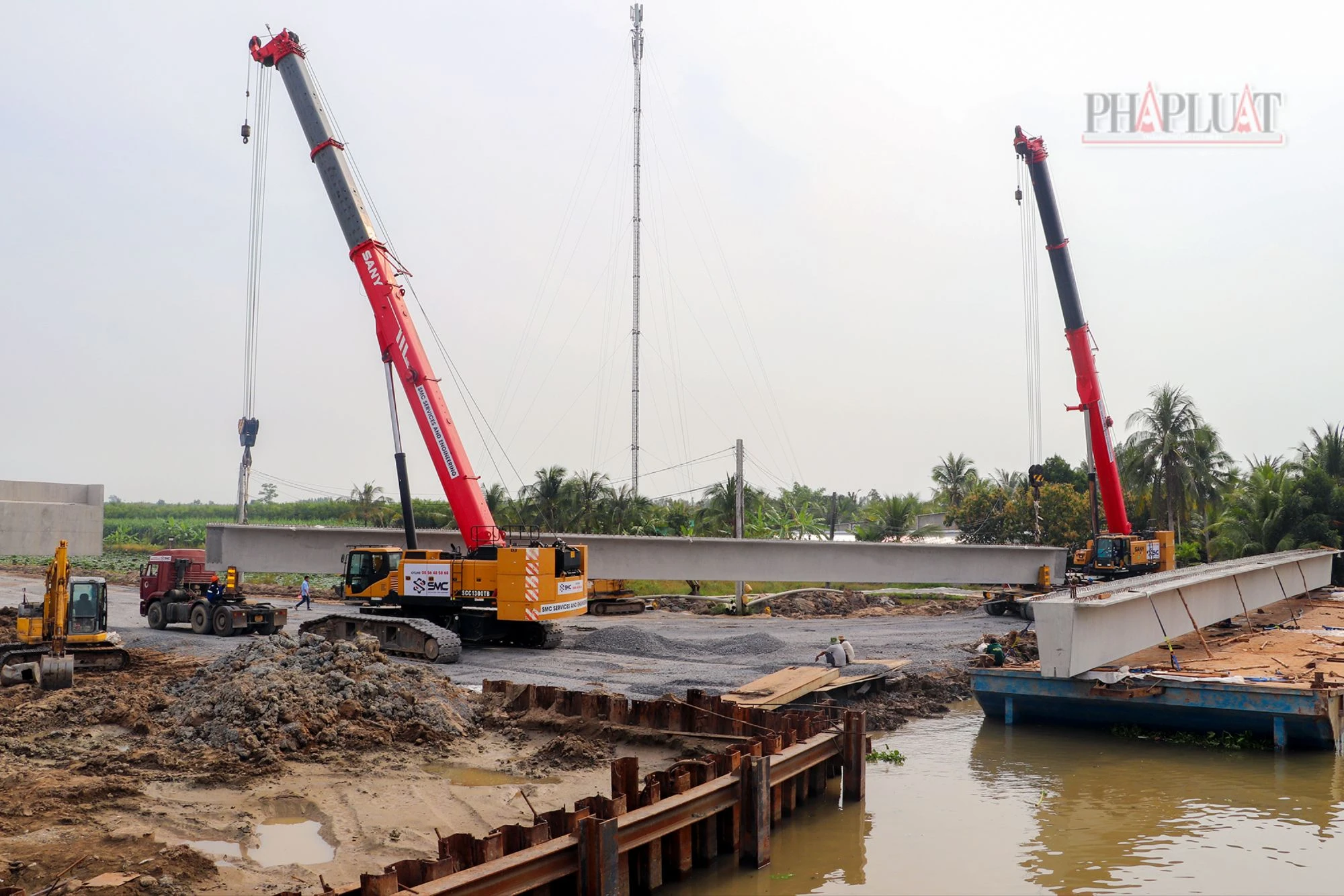 Theo ông Trần Trung Nghĩa, Phó Giám đốc Ban Điều hành Trung Nam E&C, đơn vị đang thi công lắp dầm bốn cây cầu lớn. Đơn vị quyết tâm thi công xuyên Tết để đảm bảo hoàn thành công tác lắp dầm theo tiến độ đã đề ra. 2025-cao-toc-truc-ngang-chau-doc-can-tho-soc-trang-16.jpg