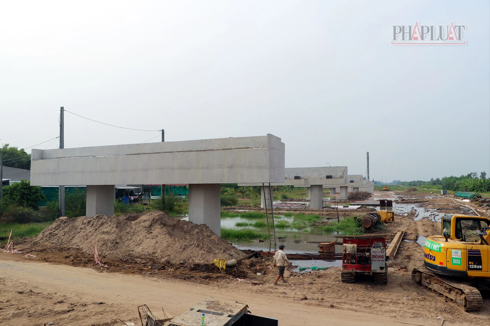 Dự án thành phần 3 thuộc dự án cao tốc Châu Đốc - Cần Thơ - Sóc Trăng giai đoạn 1, có chiều dài gần 37km; điểm đầu tại Ấp Trường Lợi, (huyện Châu Thành A), điểm cuối tại thị trấn Búng Tàu (huyện Phụng Hiệp). Dự án thành phần 3 có tổng mức đầu tư hơn 9.600 tỉ đồng do Sở GTVT tỉnh Hậu Giang làm chủ đầu tư. Tính đến tháng 1-2025, các địa phương đã bàn giao 100% mặt bằng cho đơn vị thi công; tổng khối lượng thực hiện đạt hơn 34% giá trị hợp đồng. 2025-cao-toc-truc-ngang-chau-doc-can-tho-soc-trang-18.jpg
