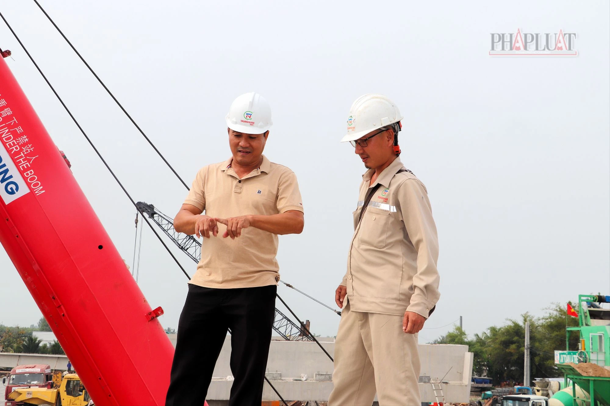 “Đối với tuyến chính, chúng tôi bố trí khoảng 10 mũi thi công trong dịp Tết. Thời gian qua, công tác tìm kiếm mỏ cát nhà thầu đã gặp nhiều khó khăn, nhưng từ sự vào cuộc quyết liệt của Chính phủ, của chủ đầu tư… hiện chúng tôi đã có hai mỏ cát tại tỉnh Bến Tre bắt đầu khai thác. Năm 2025, chúng tôi sẽ đẩy nhanh được tiến độ thi công tuyến chính, để bù lại sản lượng cho thời gian qua” - Phó Giám đốc Ban Điều hành Trung Nam E&C cho biết thêm. 2025-cao-toc-truc-ngang-chau-doc-can-tho-soc-trang-7.jpg