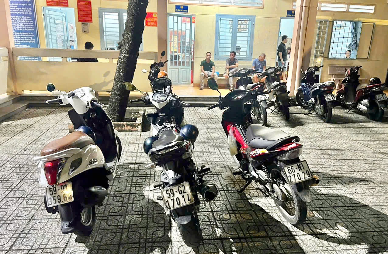 Nhóm trộm ở các công viên và làng đại học bị đưa về trụ sở Công an phường Đông Hòa, TP Dĩ An, Bình Dương. P05-Dieutra-PHU3-bai 3-thanhtam-duchien.jpg