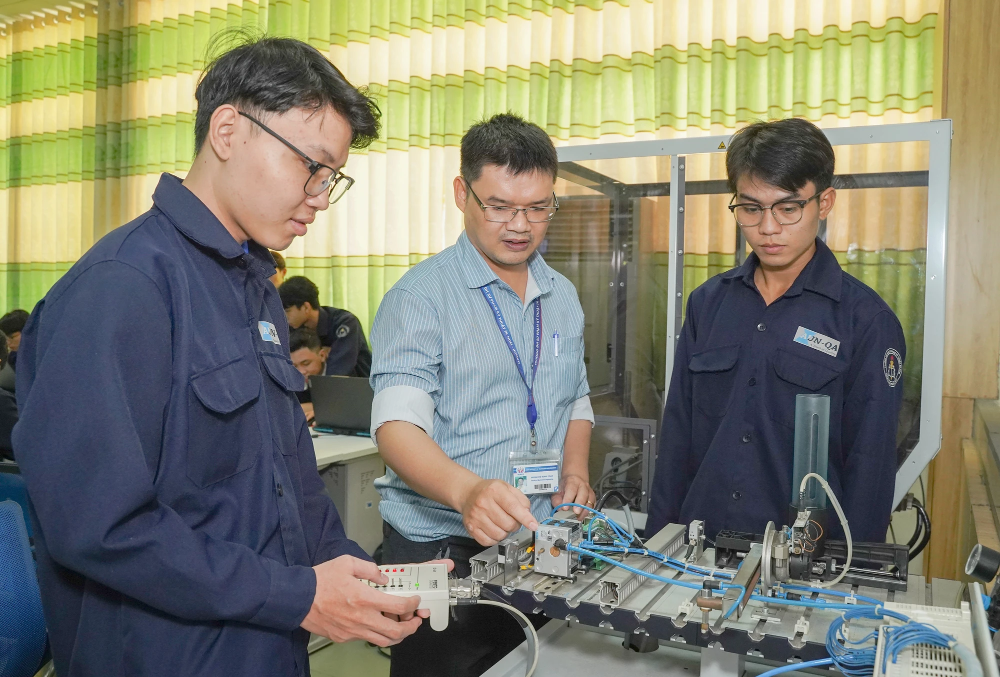 Sinh viên khoa Cơ khí, Trường ĐH Sư phạm kỹ thuật TP.HCM trong giờ thực hành sản xuất tự động hóa. Ảnh: THUẬN VĂN 11P4-ANH PHU.jpg