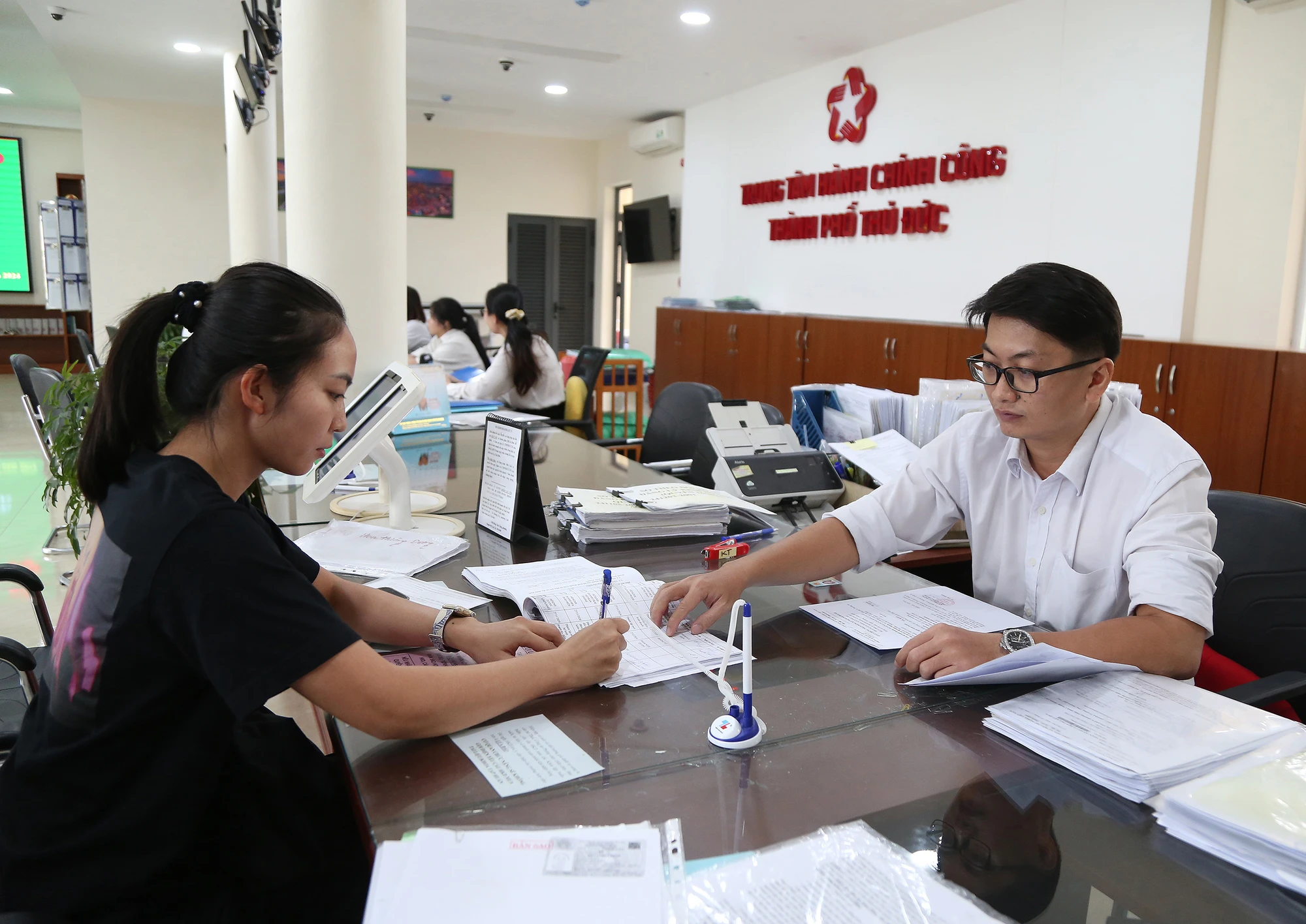 TP.HCM cần tiếp tục xây dựng chính sách đặc thù phát hiện và đầu tư các tài năng trẻ. Trong ảnh: Cán bộ giải quyết thủ tục cho dân. Ảnh: HOÀNG GIANG 1p5-anh chinh.jpg