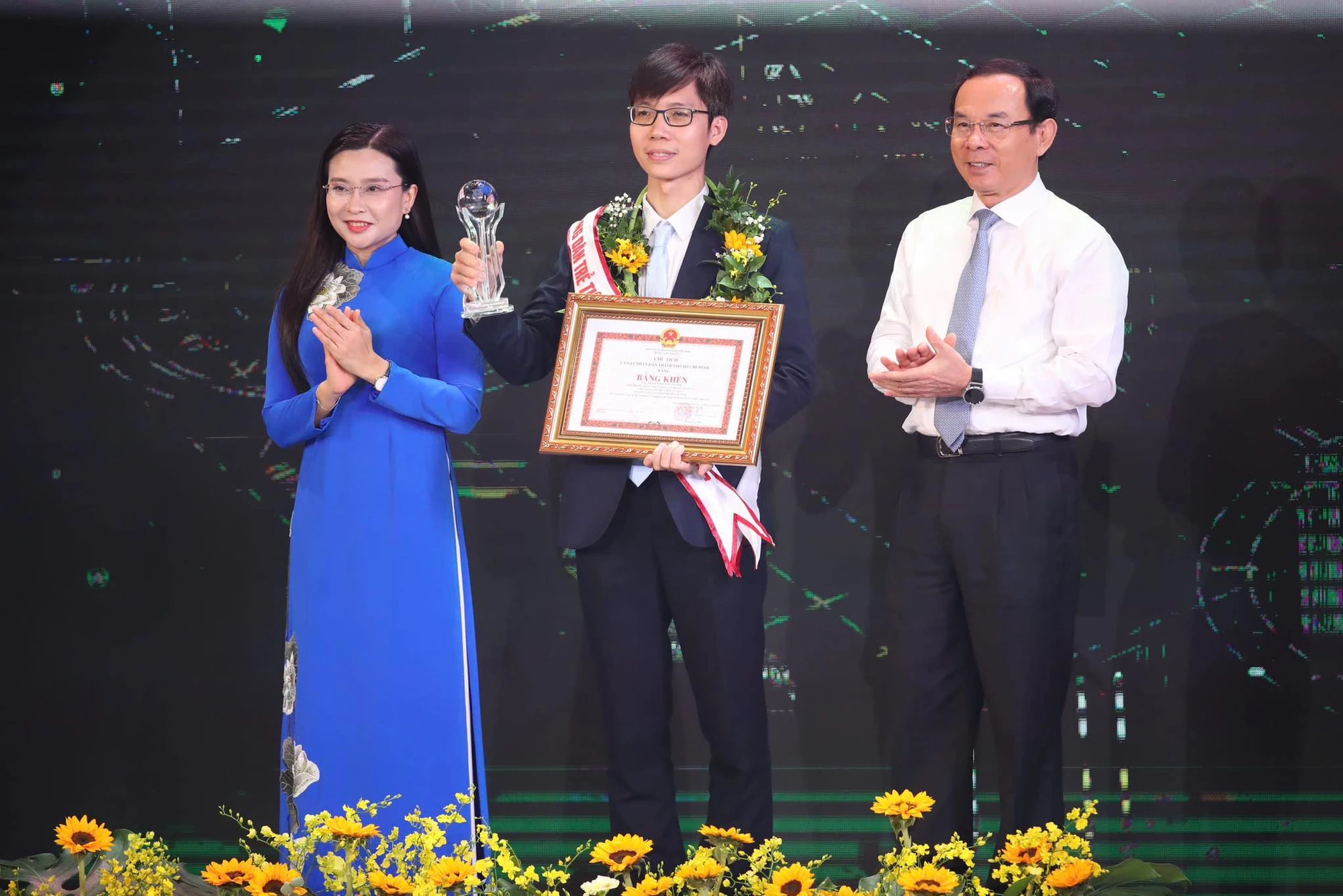 Việc xây dựng đội ngũ trí thức có vai trò rất quan trọng để TP.HCM phát triển theo định hướng trở thành TP toàn cầu. Trong ảnh: Bí thư Thành ủy TP.HCM Nguyễn Văn Nên (phải) trao bằng khen cho công dân trẻ tiêu biểu TP. Ảnh: HẢI NHI p4-anh chinh.jpg