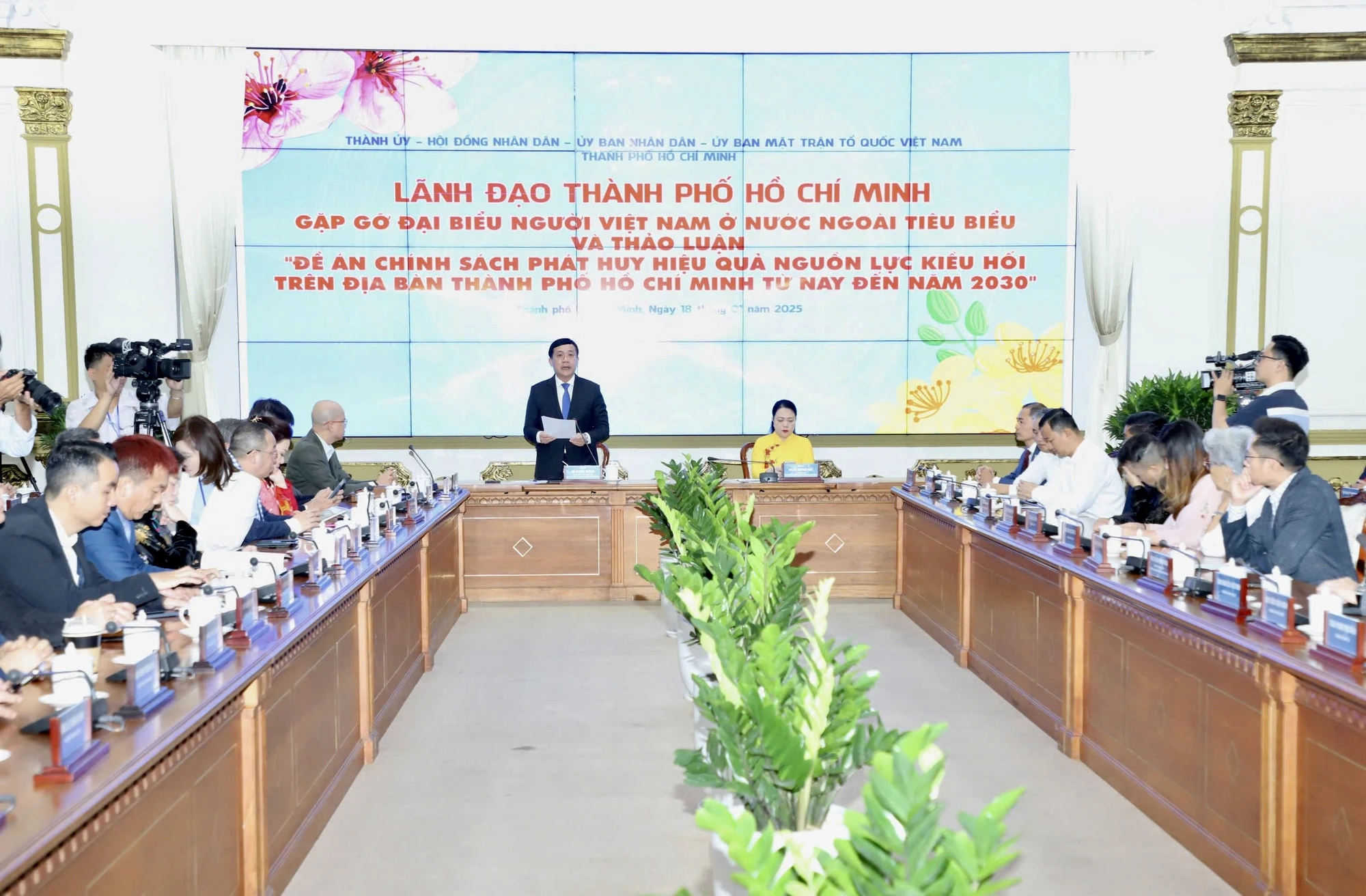 Lãnh đạo TP.HCM lắng nghe kiều bào góp ý về Đề án “Chính sách phát huy hiệu quả nguồn lực kiều hối trên địa bàn TP.HCM từ nay đến năm 2030”. Ảnh: BẢO PHƯƠNG ẢNH 11.jpg