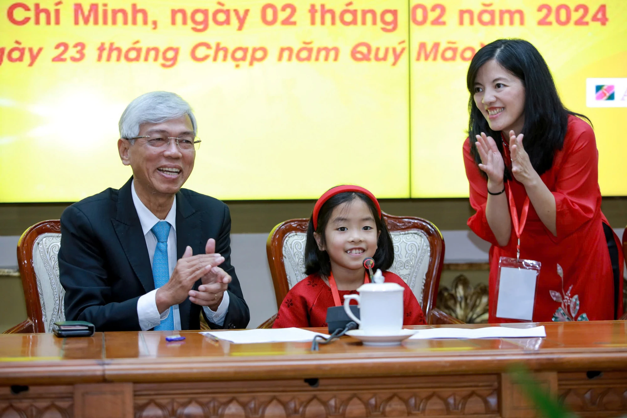 Phó Chủ tịch UBND TP.HCM Võ Văn Hoan trò chuyện với kiều bào "nhí" tham gia chương trình Xuân Quê hương 2024. Ảnh: NGUYỆT NHI ẢNH 7.jpg