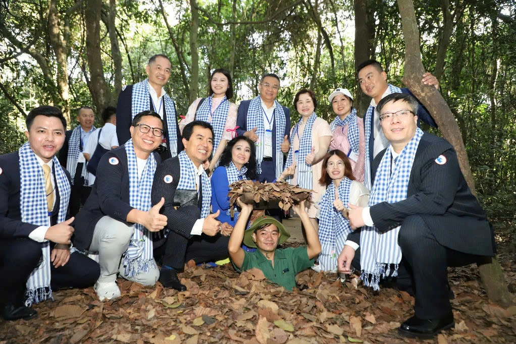 Kiều bào tham quan địa đạo Củ Chi nhân dịp đầu xuân 2025. Ảnh: BẢO PHƯƠNG ẢNH 9 18.14.31.jpg