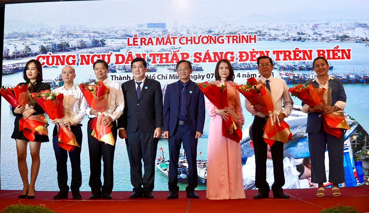 Phó Tổng biên tập Báo Pháp luật TP.HCM Nguyễn Đức Hiển và Phó Tổng biên tập Báo Pháp luật TP.HCM, Trưởng ban tổ chức chương trình Nguyễn Thái Bình, trao hoa cho nhà tài trợ chương trình. Ảnh: BẢO PHƯƠNG