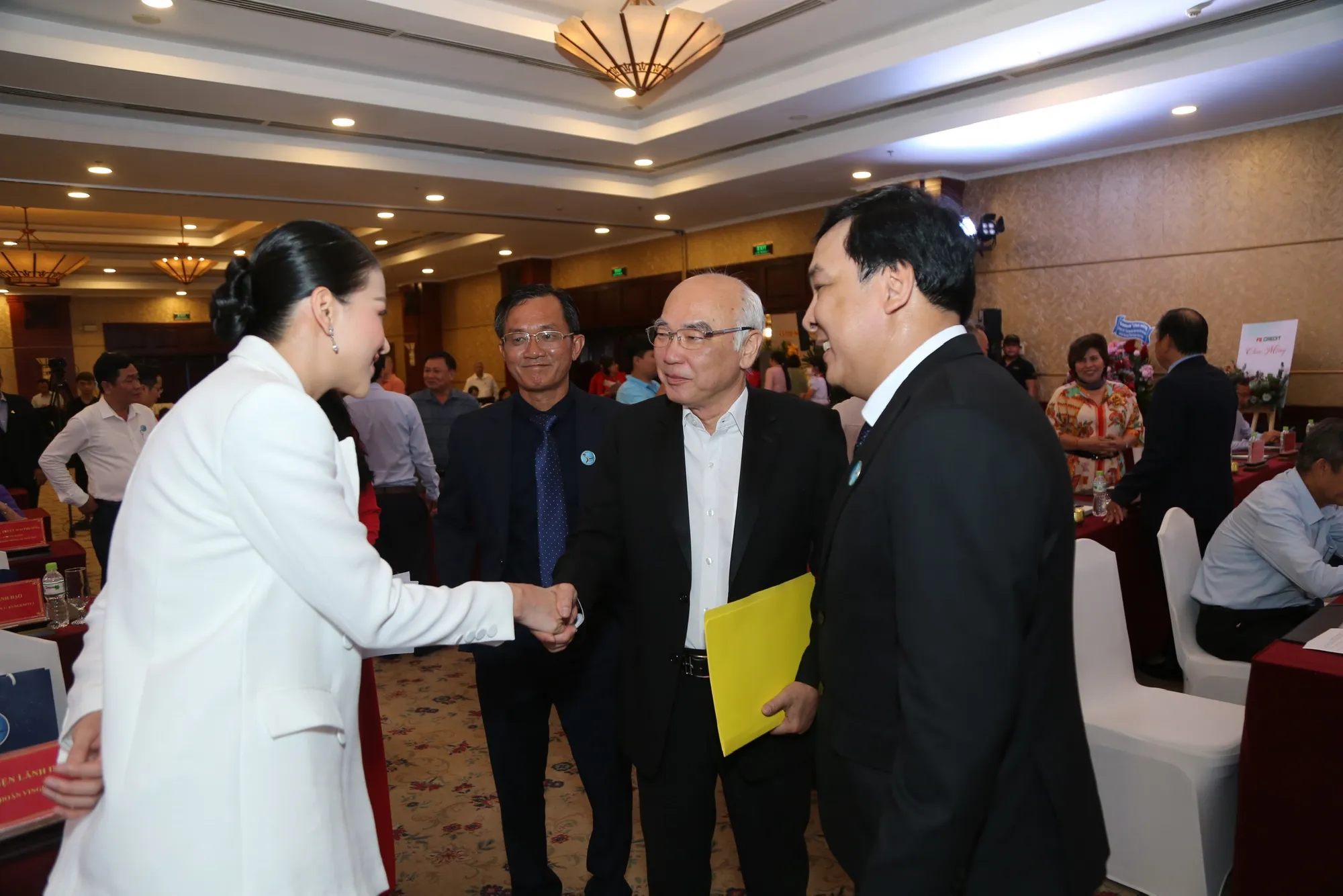 Ông Phan Nguyễn Như Khuê (thứ hai từ phải qua), Ủy viên Ban Thường vụ Thành ủy, Trưởng Ban Tuyên giáo Thành ủy TP.HCM cùng Hoa hậu Trái đất 2018 Nguyễn Phương Khánh, đại sứ chương trình. Ảnh: HOÀNG GIANG