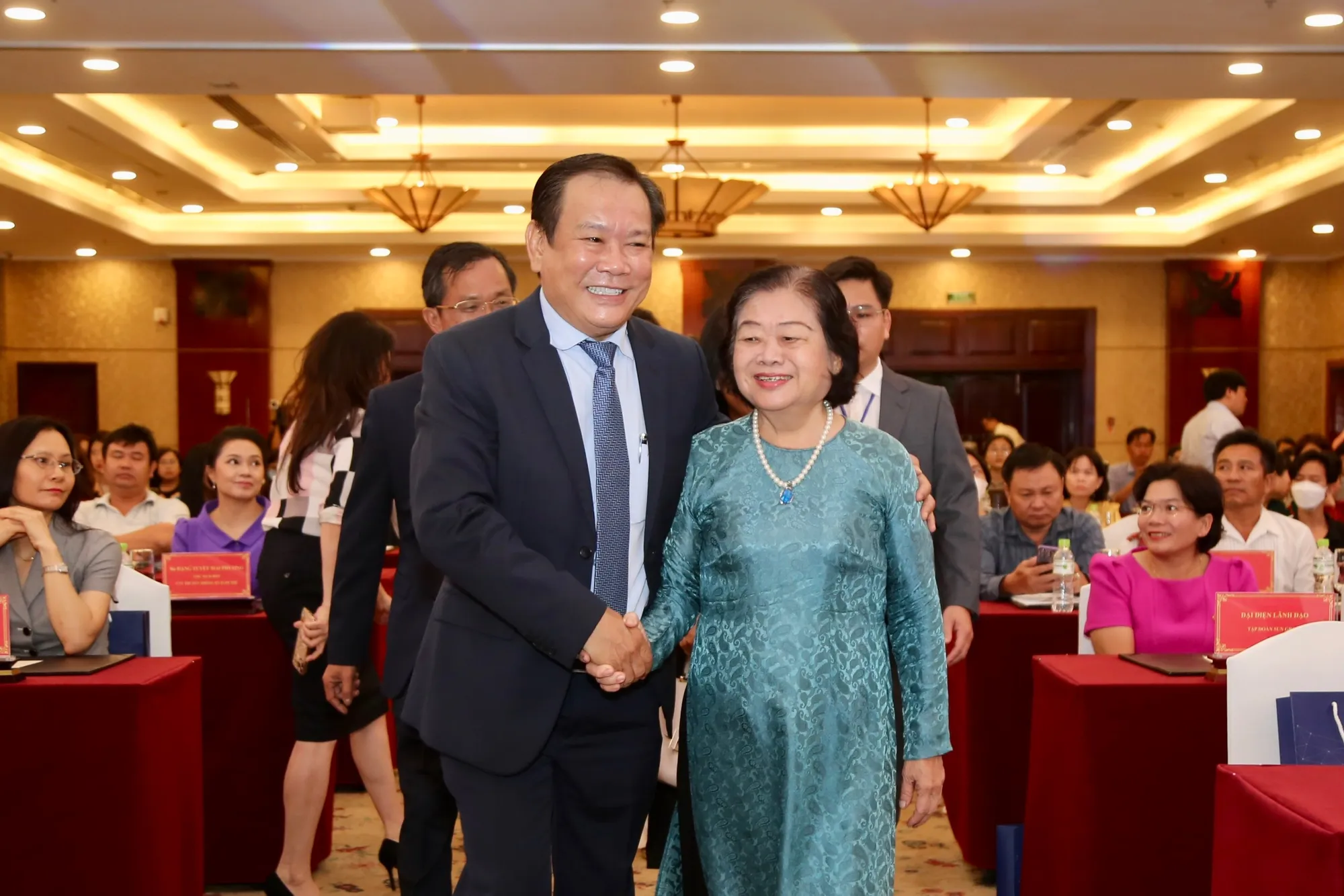 Bà Trương Mỹ Hoa, nguyên Bí thư Trung ương Đảng, nguyên Phó Chủ tịch nước, Chủ tịch Quỹ học bổng Vừ A Dính, Chủ nhiệm Câu lạc bộ &quot;Vì Hoàng Sa - Trường Sa thân yêu&quot; đến tham dự chương trình. Ảnh: HOÀNG GIANG