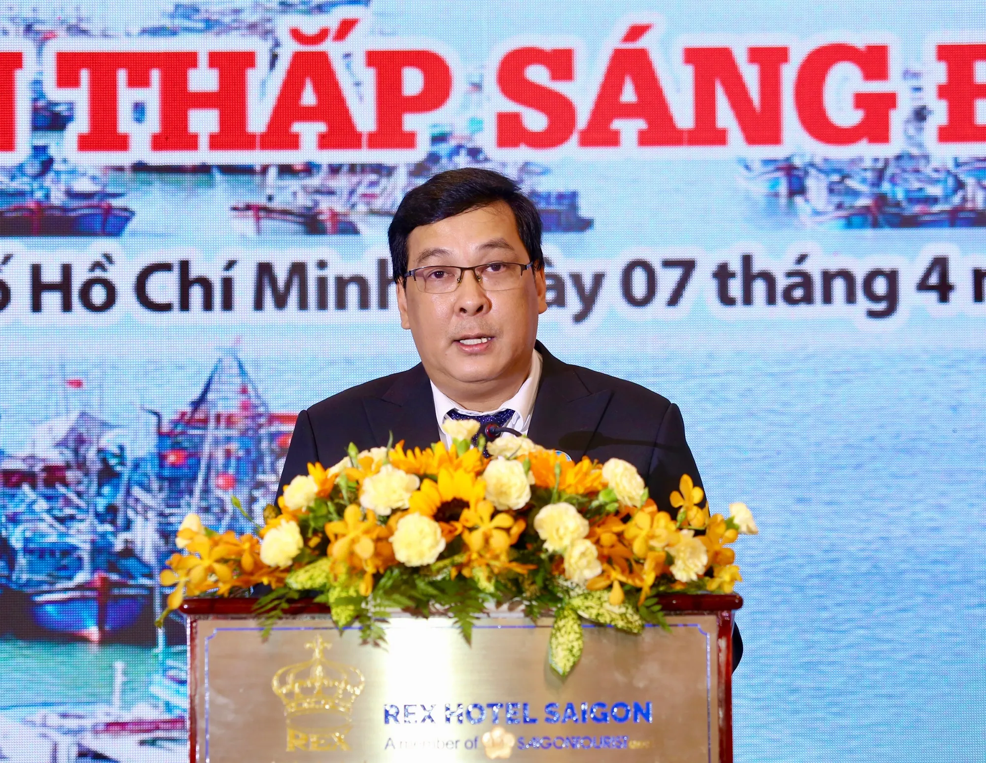 Phát biểu khai mạc buổi lễ, Phó Tổng biên tập báo Pháp Luật TP.HCM Nguyễn Thái Bình, Trưởng ban tổ chức chương trình “Cùng ngư dân thắp sáng đèn trên biển”, chia sẻ: “Chương trình sẽ góp phần xây dựng nhận thức, hành động của ngư dân để mỗi ngư dân nói riêng và cộng đồng xã hội nói chung hiểu về trách nhiệm cấp bách trong bảo vệ môi trường, nguồn lợi của biển, tuân thủ luật pháp quốc tế… Điều đó sẽ góp phần bảo vệ chủ quyền biển, đảo của Tổ quốc”. Ảnh: BẢO PHƯƠNG