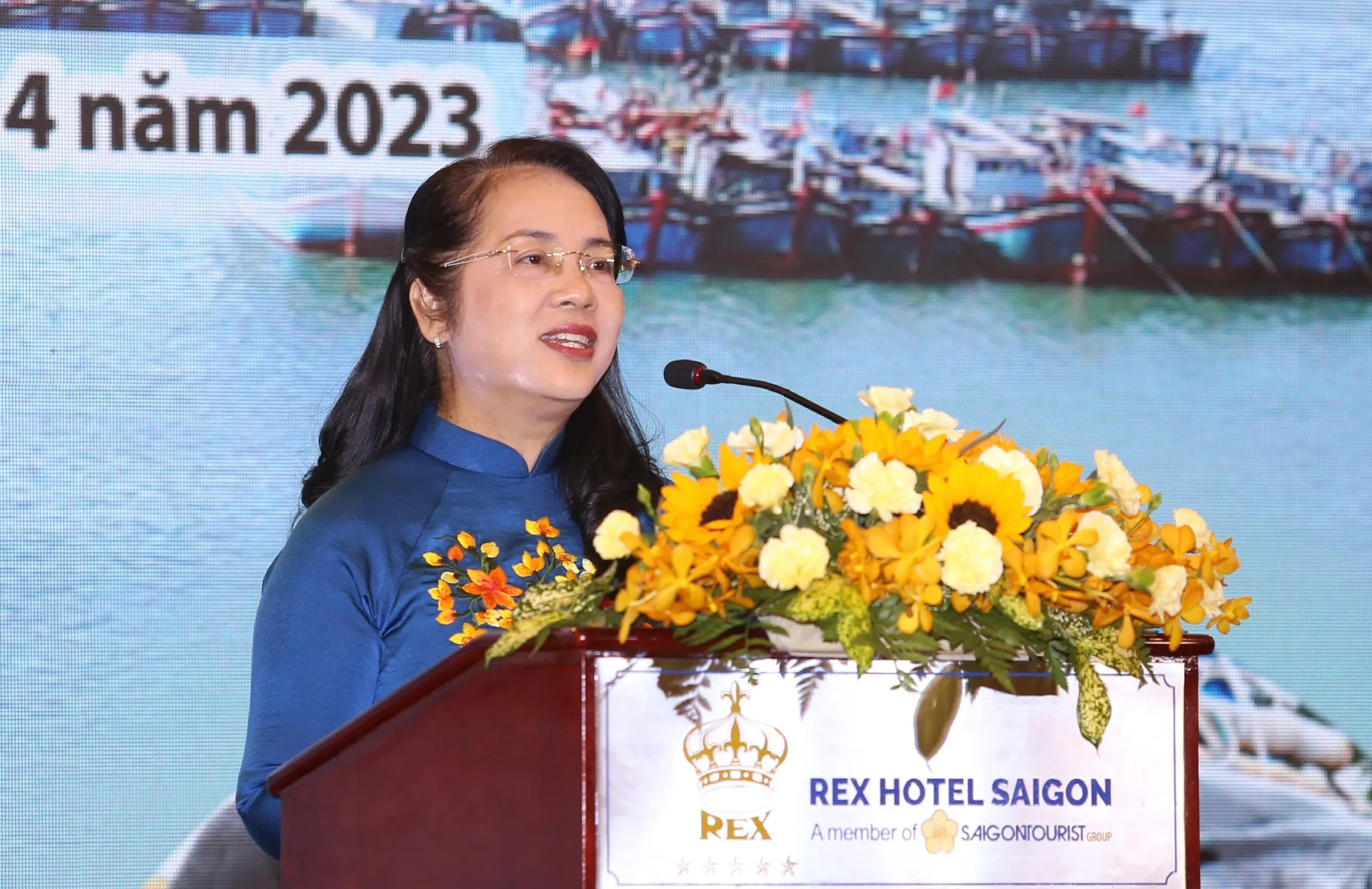 Chia sẻ tại buổi lễ, bà Trần Kim Yến, Phó Chủ tịch Ủy ban Trung ương MTTQ Việt Nam, Chủ tịch Ủy ban MTTQ Việt Nam TP.HCM, nhìn nhận chương trình “Cùng ngư dân thắp sáng đèn trên biển” sẽ giúp ngư dân nâng cao ý thức bảo vệ môi trường, ý thức tuân thủ pháp luật; cùng đồng hành với Chính phủ, để cả hệ thống chính trị vào cuộc thực hiện kế hoạch hành động gỡ thẻ vàng IUU. Ảnh: HOÀNG GIANG