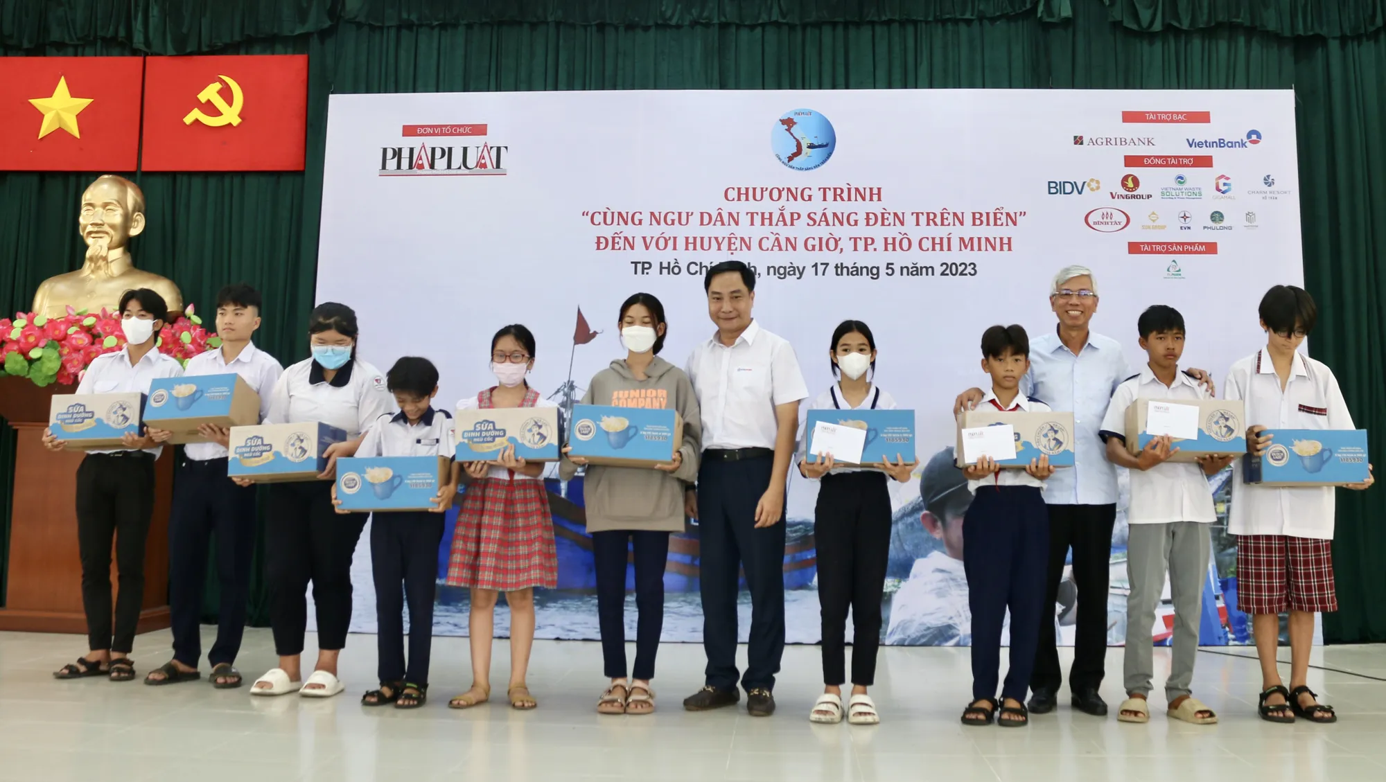 Phó Chủ tịch UBND TP.HCM Võ Văn Hoan và ông Nguyễn Thanh Nhã, Phó Tổng giám đốc Tổng Công ty điện lực TP.HCMtrao học bổng cho con em của bà con ngư dân có hoàn cảnh khó khăn của huyện Cần Giờ. Mỗi phần học bổng trị giá trên 3 triệu đồng. Ảnh: THIỆN HỢP Phó Chủ tịch UBND TP.HCM Võ Văn Hoan và ông Nguyễn Thanh Nhã, Phó Tổng giám đốc Tổng Công ty điện lực TP.HCMtrao học bổng cho con em của bà con ngư dân có hoàn cảnh khó khăn của huyện Cần Giờ. Mỗi phần học bổng trị giá trên 3 triệu đồng. Ảnh: THIỆN HỢP