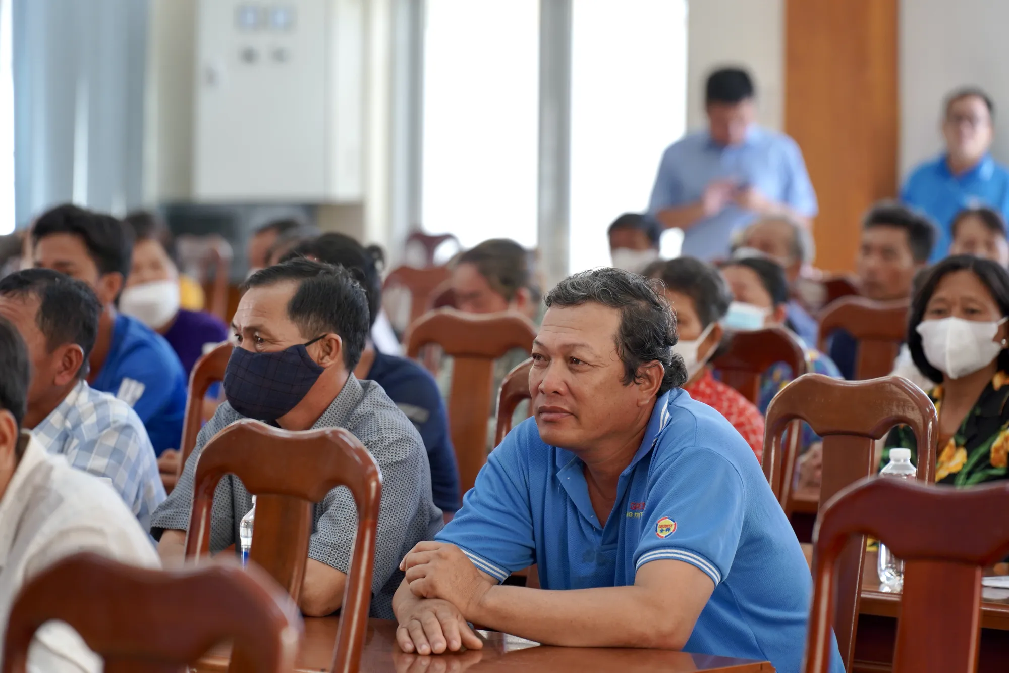 Sau khi đến tận nhà thăm hỏi, tặng quà cho ba hộ ngư dân có hoàn cảnh khó khăn, Đoàn di chuyển về UBND huyện Cần Giờ để trao quà hỗ trợ cho 200 ngư dân của huyện. Huyện Cần Giờ là điểm đến đầu tiên của chương trình trong hành trình đến với ngư dân 28 tỉnh, thành có biển trên cả nước mà báo thực hiện. Ảnh: MINH HOÀNG Sau khi đến tận nhà thăm hỏi, tặng quà cho ba hộ ngư dân có hoàn cảnh khó khăn, Đoàn di chuyển về UBND huyện Cần Giờ để trao quà hỗ trợ cho 200 ngư dân của huyện. Huyện Cần Giờ là điểm đến đầu tiên của chương trình trong hành trình đến với ngư dân 28 tỉnh, thành có biển trên cả nước mà báo thực hiện. Ảnh: MINH HOÀNG