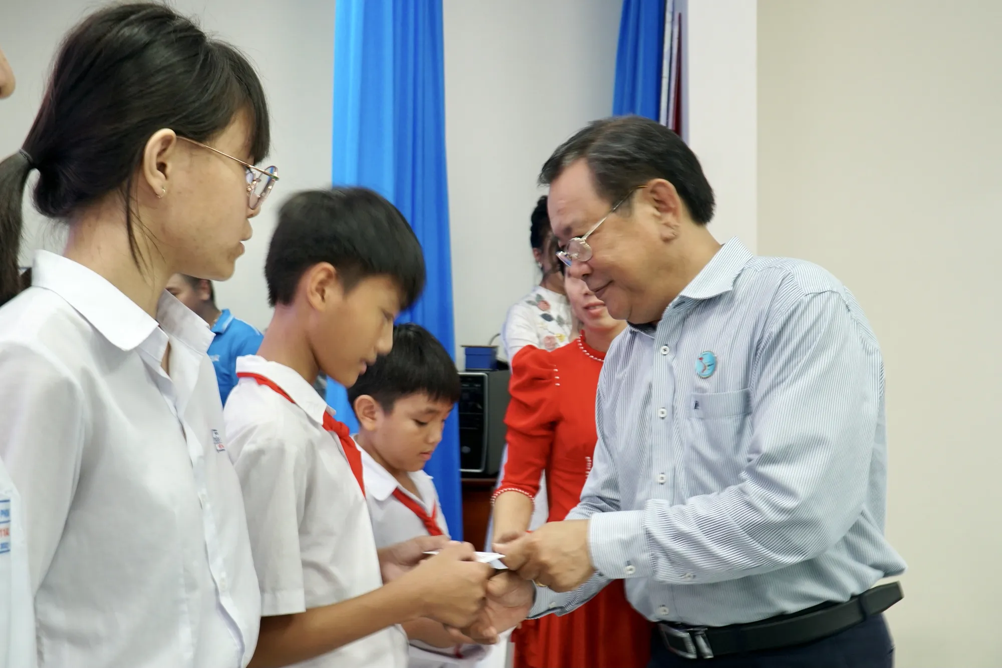 Tổng biên tập báo Pháp luật TP.HCM Mai Ngọc Phước trao học bổng cho con em bà con ngư dân tại Bà Rịa – Vũng Tàu. Tổng biên tập báo Pháp luật TP.HCM Mai Ngọc Phước trao học bổng cho con em bà con ngư dân tại Bà Rịa – Vũng Tàu.