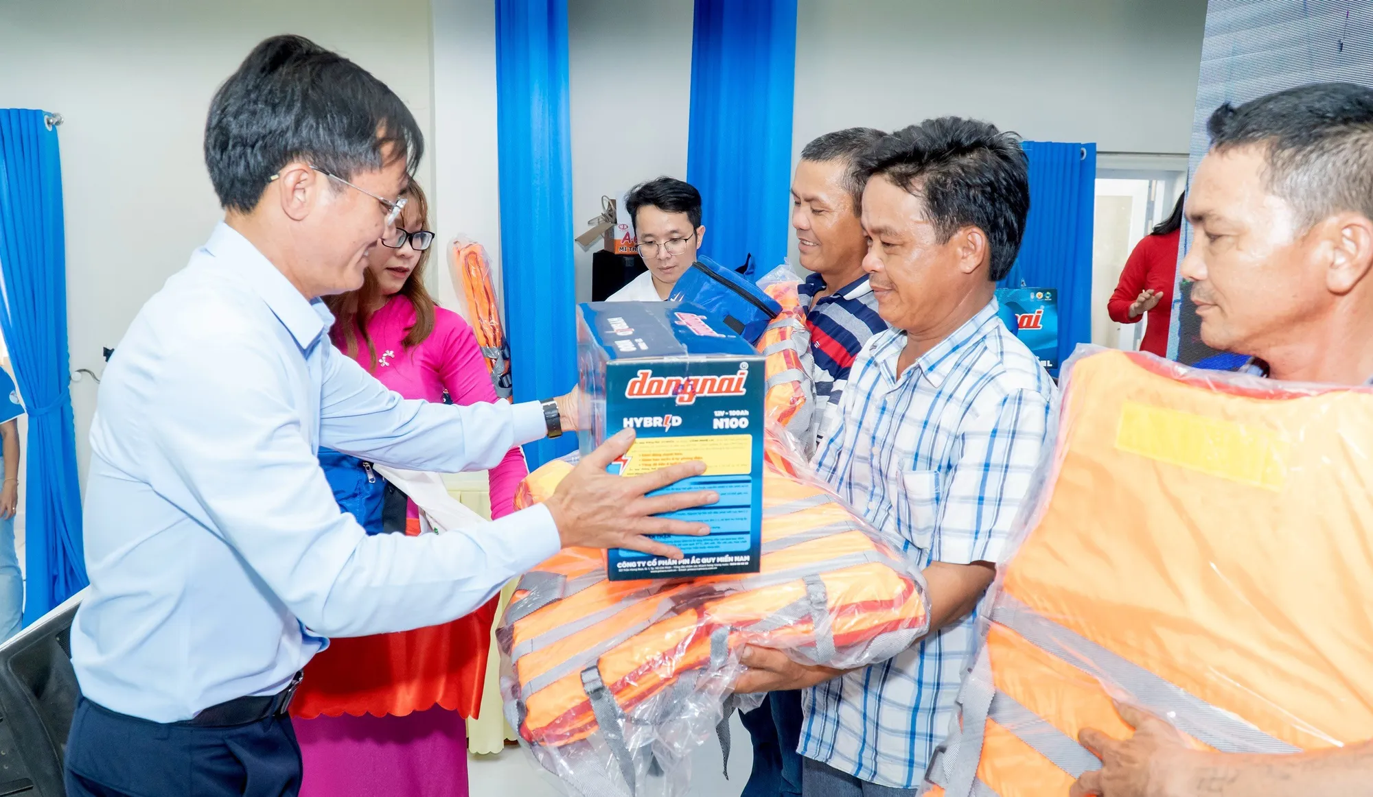 Ông Nguyễn Đức Hiển, Phó Tổng biên tập Thường trực báo Pháp Luật TP.HCM trao quà cho các ngư dân. Ông Nguyễn Đức Hiển, Phó Tổng biên tập Thường trực báo Pháp Luật TP.HCM trao quà cho các ngư dân.