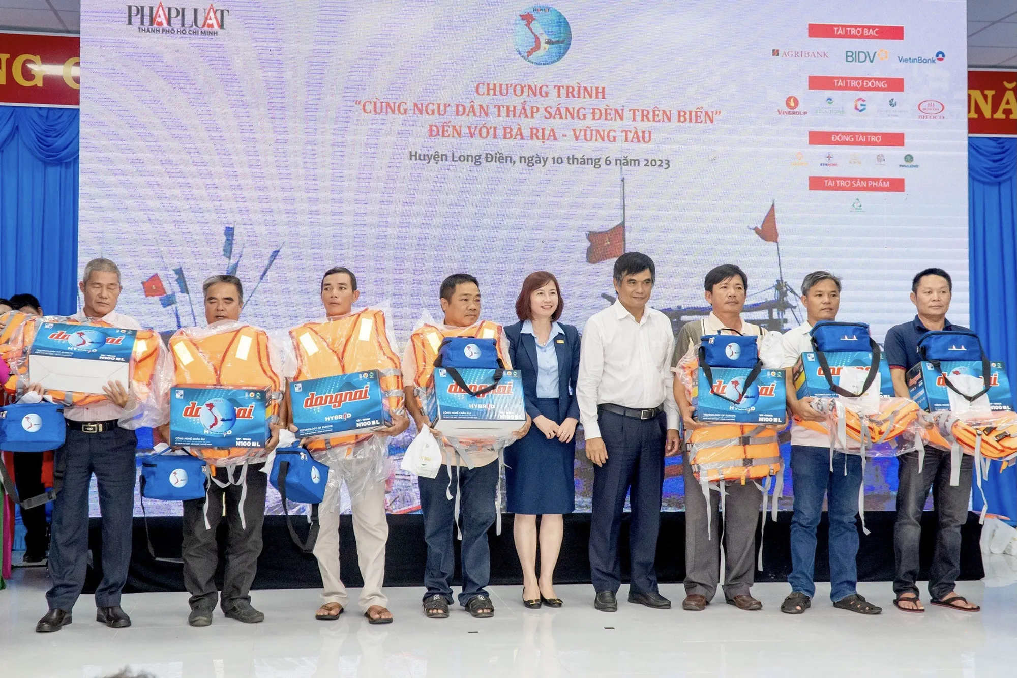 Bà Bùi Thị Thu Hà, Giám đốc chi nhánh Ngân hàng Vietinbank tại Bà Rịa – Vũng Tàu và ông Cao Anh Minh, Tổng Giám đốc HTV, trao quà cho các ngư dân. Bà Bùi Thị Thu Hà, Giám đốc chi nhánh Ngân hàng Vietinbank tại Bà Rịa – Vũng Tàu và ông Cao Anh Minh, Tổng Giám đốc HTV, trao quà cho các ngư dân.