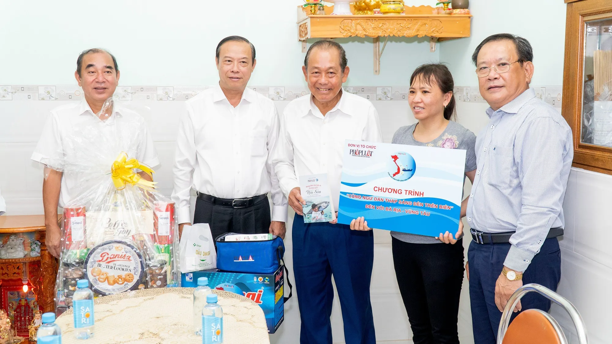 Bà Nguyễn Thị Nghĩa (thứ hai từ phải sang) vợ ngư dân Nguyễn Văn Hởi cho biết chồng vừa ra khơi được bốn ngày và cho hay gia đình rất vui mừng khi ông Trương Hoà Bình, cùng lãnh đạo tỉnh, lãnh đạo Báo Pháp Luật TP.HCM ghé thăm. Bà Nguyễn Thị Nghĩa (thứ hai từ phải sang) vợ ngư dân Nguyễn Văn Hởi cho biết chồng vừa ra khơi được bốn ngày và cho hay gia đình rất vui mừng khi ông Trương Hoà Bình, cùng lãnh đạo tỉnh, lãnh đạo Báo Pháp Luật TP.HCM ghé thăm.