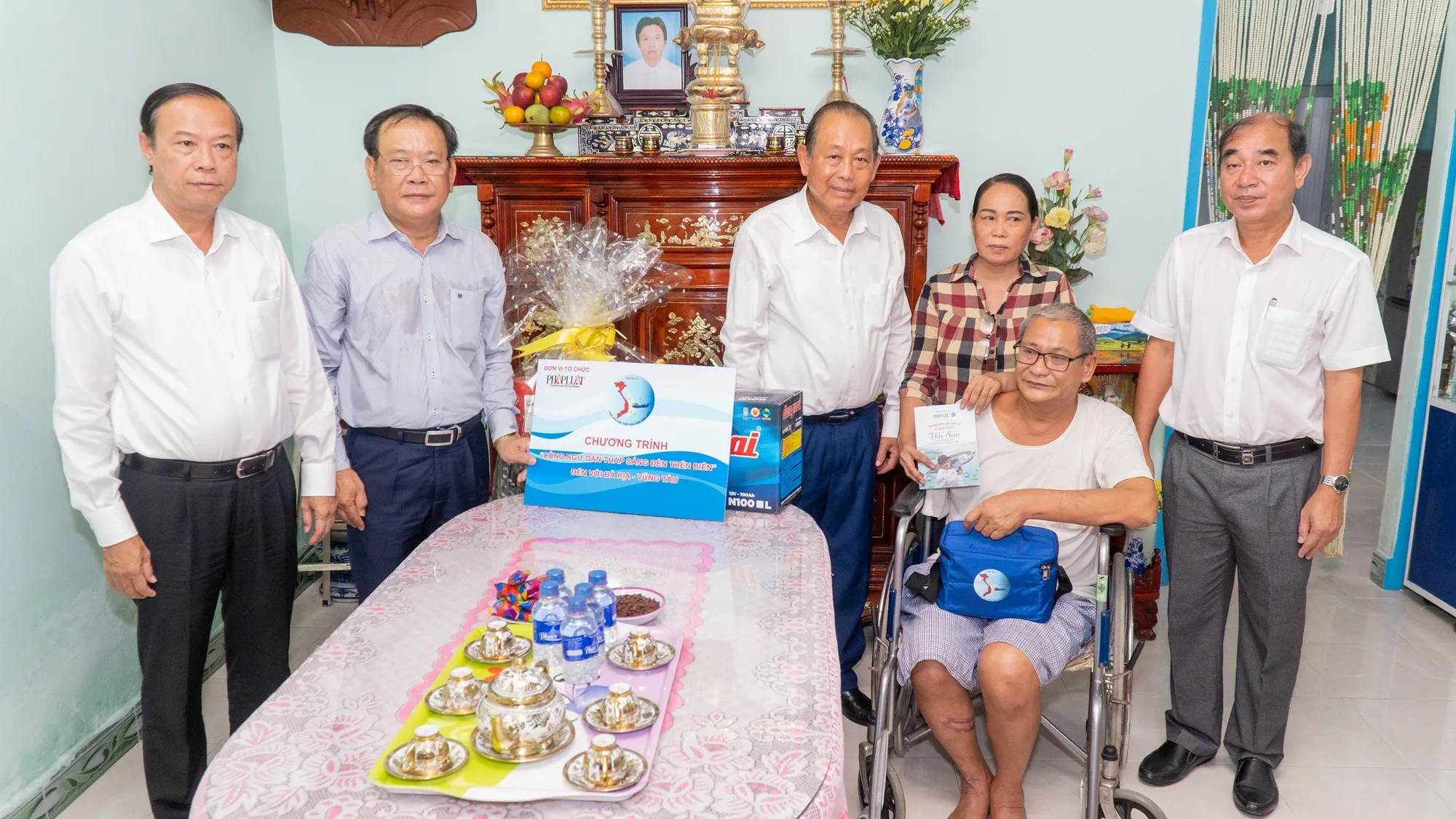 Chia sẻ với khó khăn của gia đình, Nguyên Phó Thủ tướng Thường trực Trương Hòa Bình đề nghị chính quyền địa phương điều tra, nghiên cứu toàn bộ hộ gia đình ngư dân đang gặp khó khăn, tàu nào vẫn ra khơi, tàu nào đang neo đậu để có chương trình hỗ trợ phù hợp. Đồng thời, hỗ trợ cho con em các gia đình được đến trường. Trong ảnh: Đoàn công tác tặng quà gia đình ông Châu Minh Hoàng, ngụ xã Phước Tỉnh, huyện Long Điền. Chia sẻ với khó khăn của gia đình, Nguyên Phó Thủ tướng Thường trực Trương Hòa Bình đề nghị chính quyền địa phương điều tra, nghiên cứu toàn bộ hộ gia đình ngư dân đang gặp khó khăn, tàu nào vẫn ra khơi, tàu nào đang neo đậu để có chương trình hỗ trợ phù hợp. Đồng thời, hỗ trợ cho con em các gia đình được đến trường. Trong ảnh: Đoàn công tác tặng quà gia đình ông Châu Minh Hoàng, ngụ xã Phước Tỉnh, huyện Long Điền.